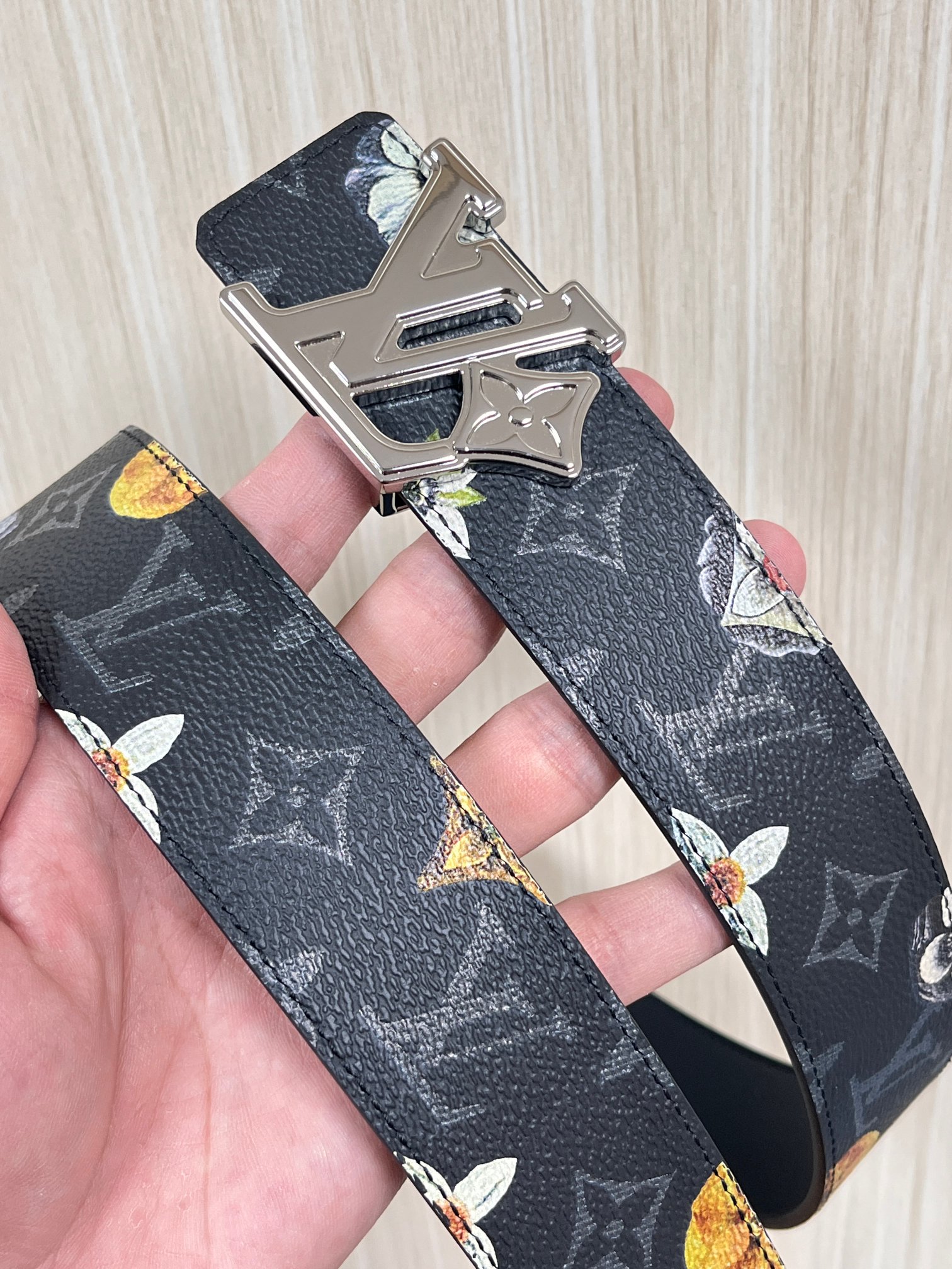 当季新款一腰带两穿：双面设计，一面哑光灰花花休闲，一面纯黑商务，轻松适配通勤、休闲、正式等全场景，经典与