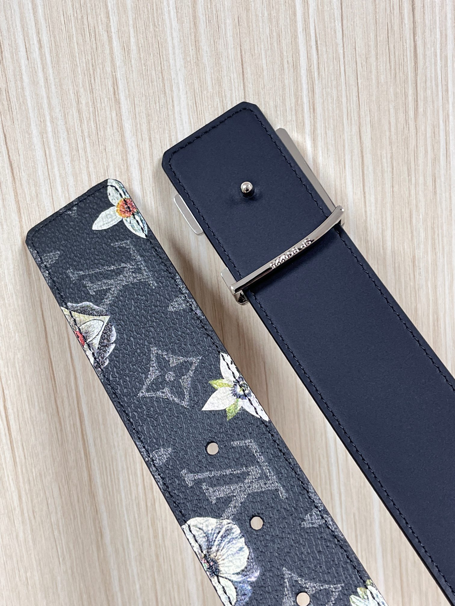 当季新款一腰带两穿：双面设计，一面哑光灰花花休闲，一面纯黑商务，轻松适配通勤、休闲、正式等全场景，经典与