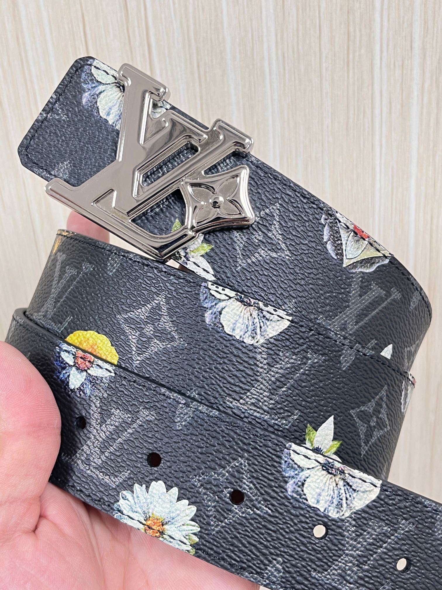 当季新款一腰带两穿：双面设计，一面哑光灰花花休闲，一面纯黑商务，轻松适配通勤、休闲、正式等全场景，经典与