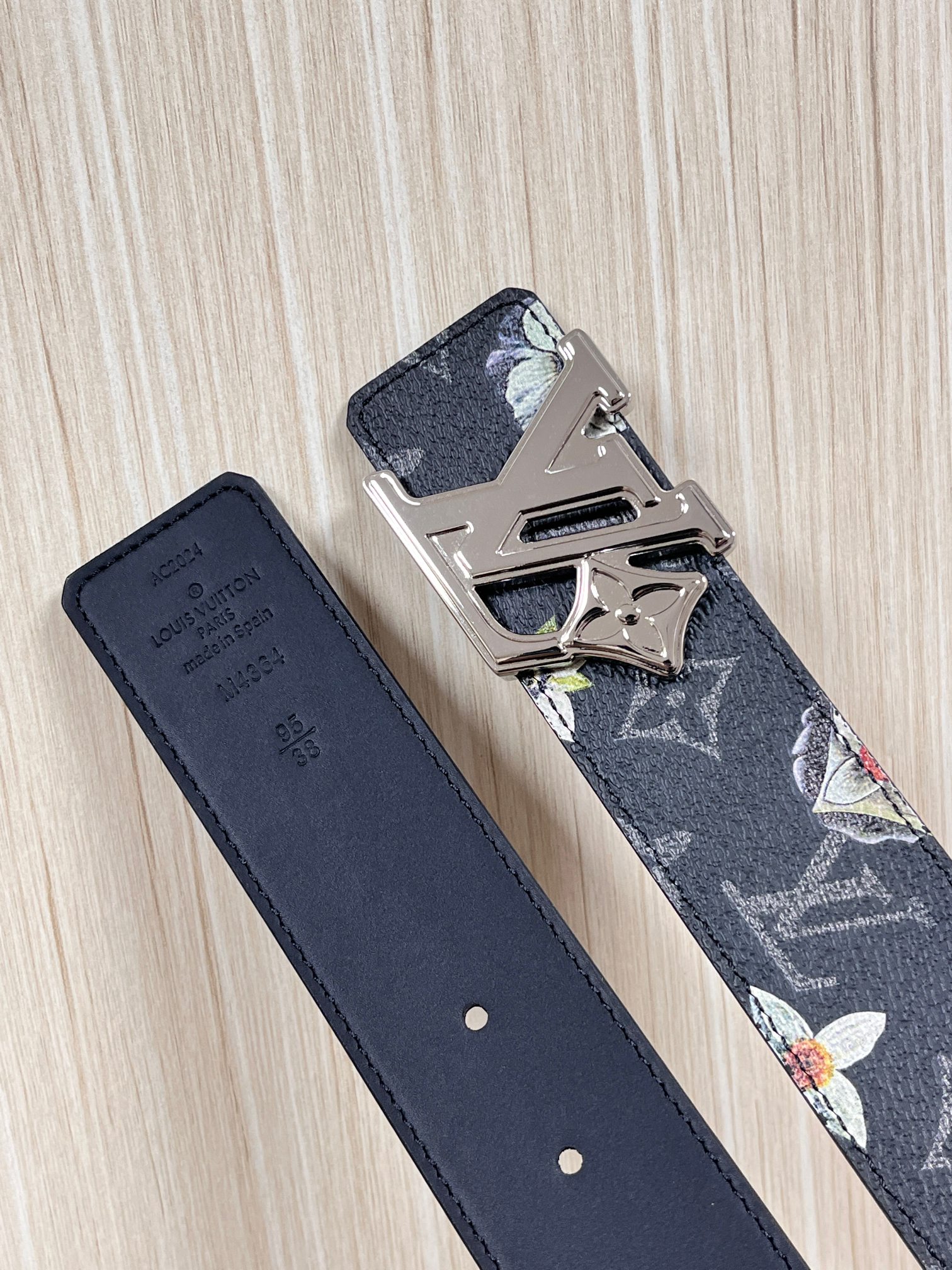 当季新款一腰带两穿：双面设计，一面哑光灰花花休闲，一面纯黑商务，轻松适配通勤、休闲、正式等全场景，经典与