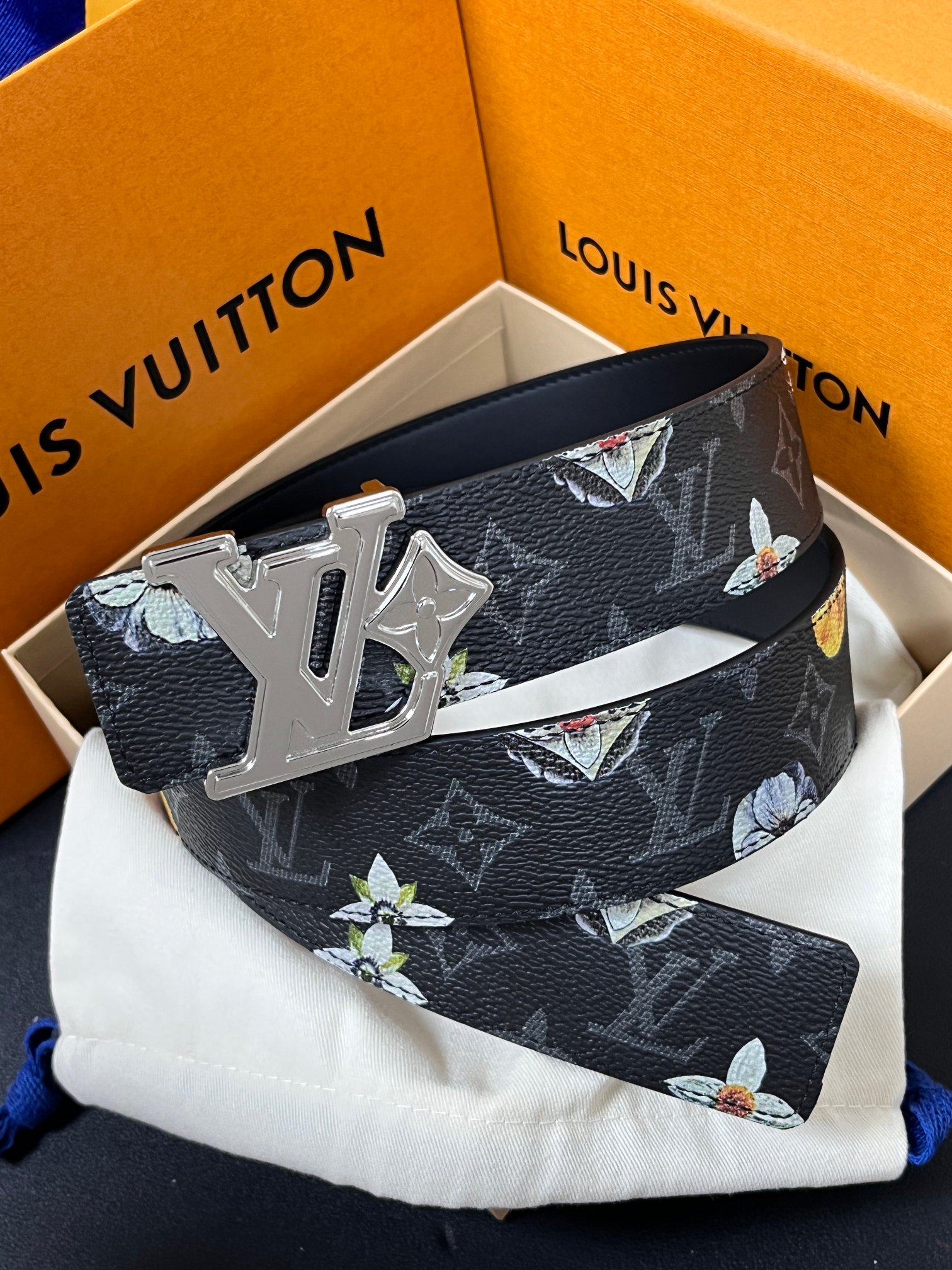 当季新款一腰带两穿：双面设计，一面哑光灰花花休闲，一面纯黑商务，轻松适配通勤、休闲、正式等全场景，经典与