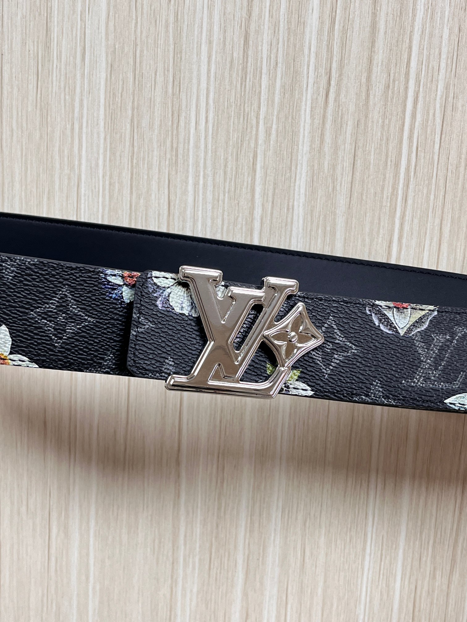 当季新款一腰带两穿：双面设计，一面哑光灰花花休闲，一面纯黑商务，轻松适配通勤、休闲、正式等全场景，经典与