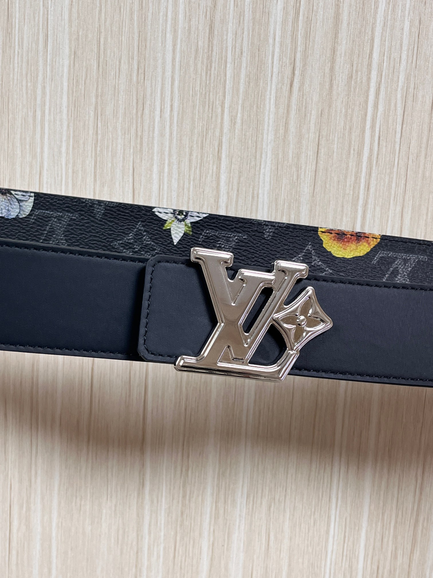 当季新款一腰带两穿：双面设计，一面哑光灰花花休闲，一面纯黑商务，轻松适配通勤、休闲、正式等全场景，经典与