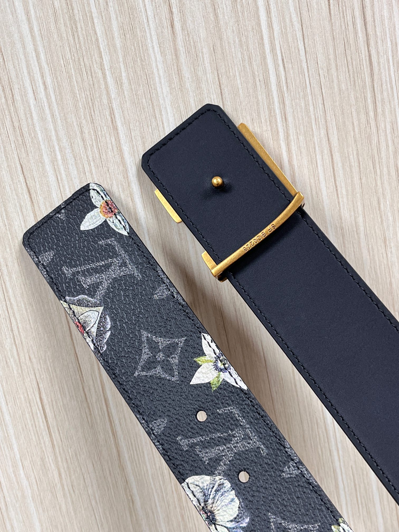 当季新款一腰带两穿：双面设计，一面哑光灰花花休闲，一面纯黑商务，轻松适配通勤、休闲、正式等全场景，经典与