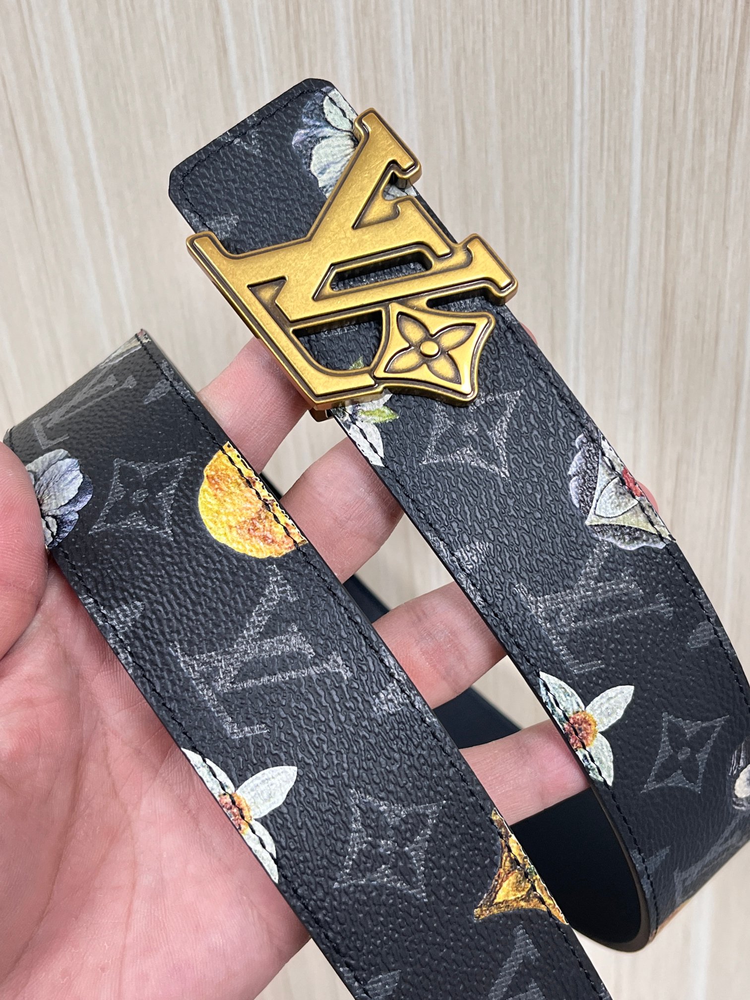 当季新款一腰带两穿：双面设计，一面哑光灰花花休闲，一面纯黑商务，轻松适配通勤、休闲、正式等全场景，经典与