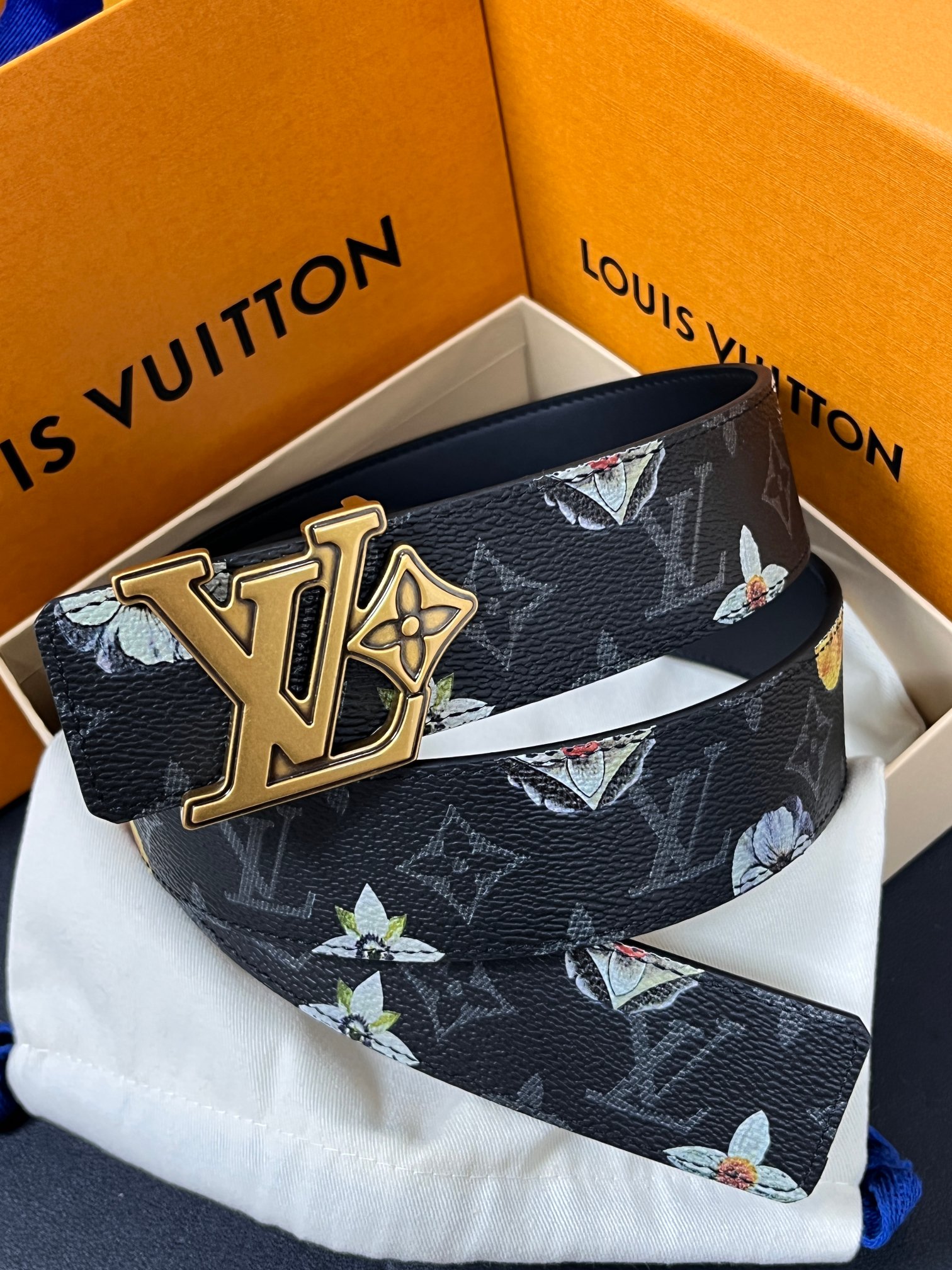 当季新款一腰带两穿：双面设计，一面哑光灰花花休闲，一面纯黑商务，轻松适配通勤、休闲、正式等全场景，经典与