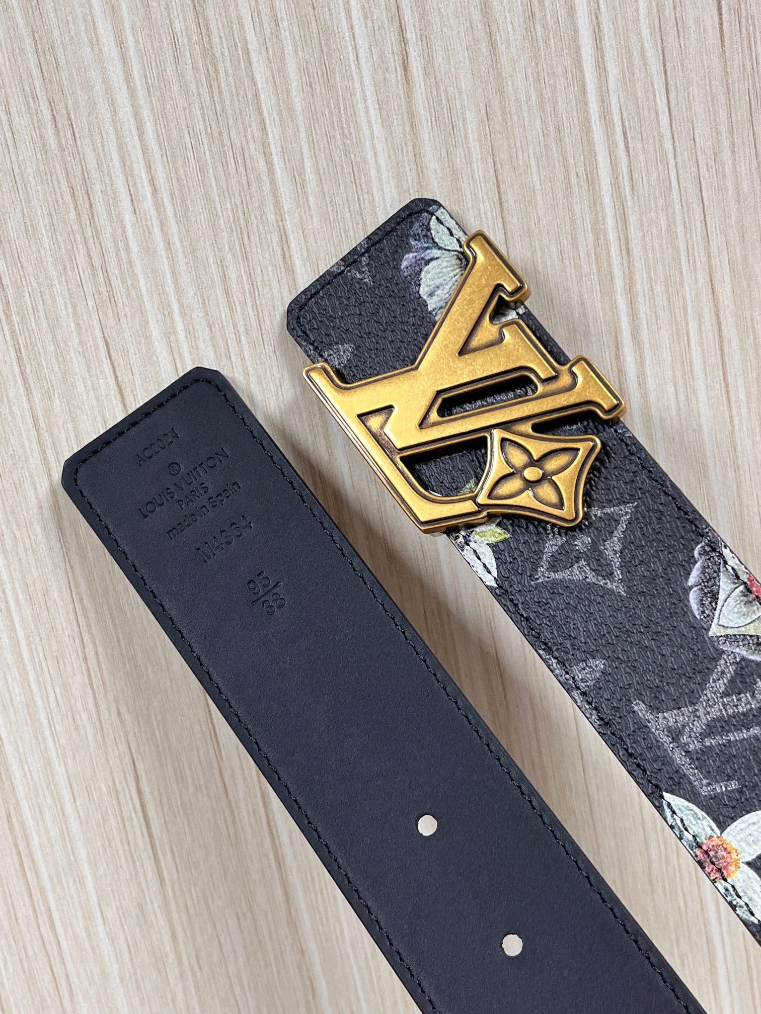 当季新款一腰带两穿：双面设计，一面哑光灰花花休闲，一面纯黑商务，轻松适配通勤、休闲、正式等全场景，经典与