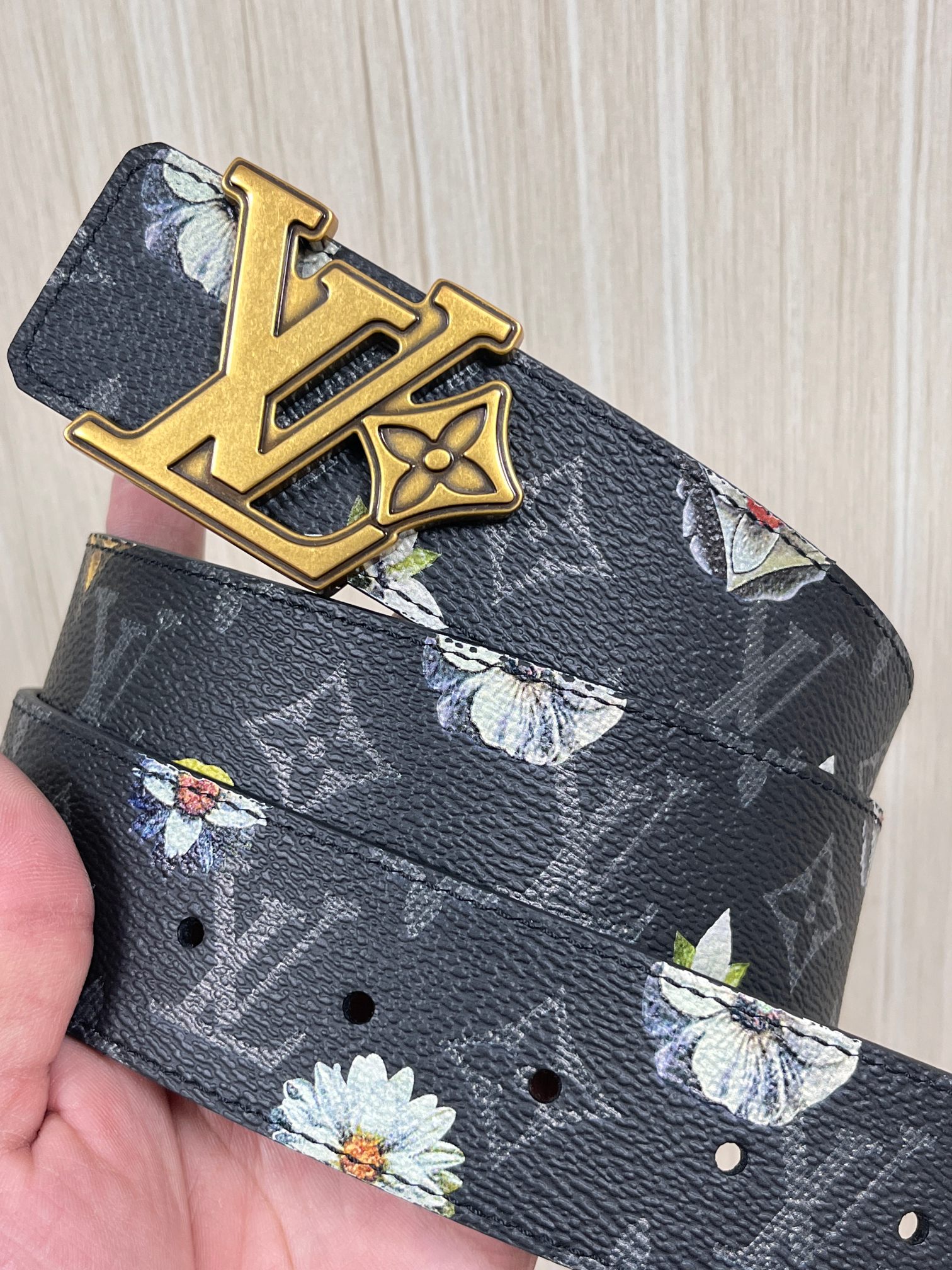 当季新款一腰带两穿：双面设计，一面哑光灰花花休闲，一面纯黑商务，轻松适配通勤、休闲、正式等全场景，经典与