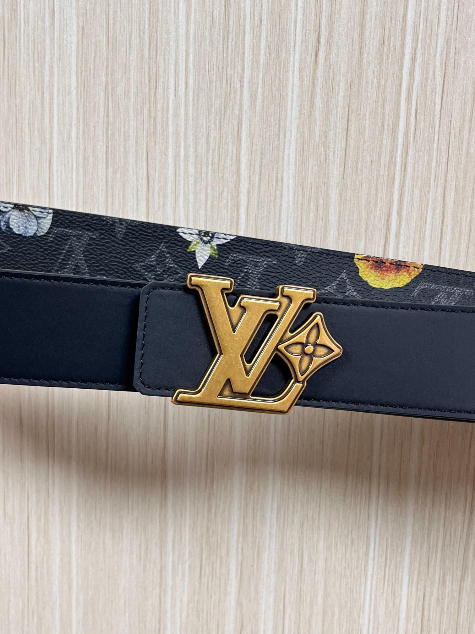 当季新款一腰带两穿：双面设计，一面哑光灰花花休闲，一面纯黑商务，轻松适配通勤、休闲、正式等全场景，经典与