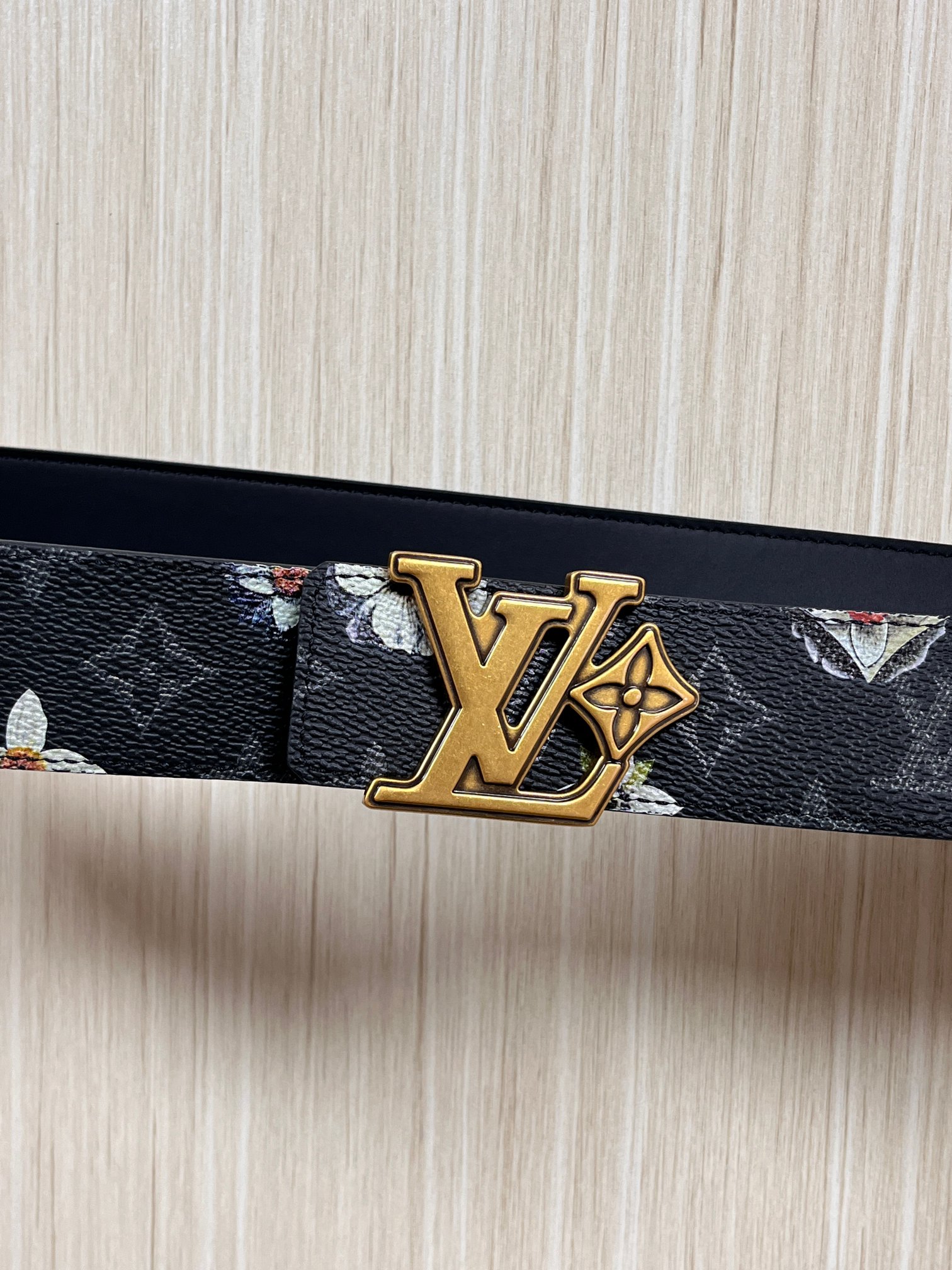 当季新款一腰带两穿：双面设计，一面哑光灰花花休闲，一面纯黑商务，轻松适配通勤、休闲、正式等全场景，经典与