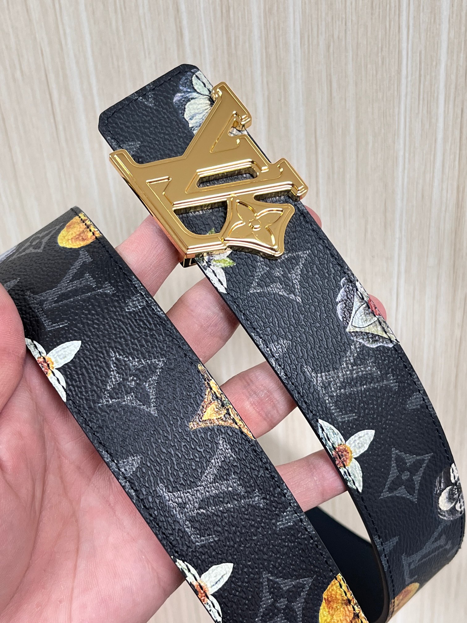 当季新款一腰带两穿：双面设计，一面哑光灰花花休闲，一面纯黑商务，轻松适配通勤、休闲、正式等全场景，经典与