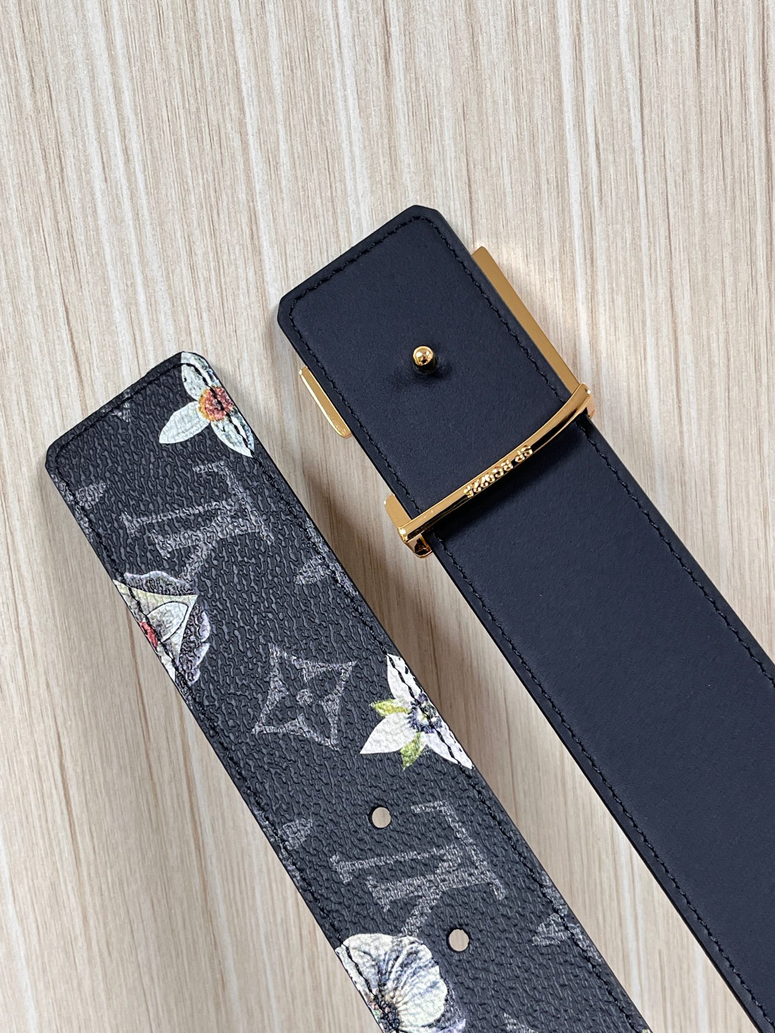 当季新款一腰带两穿：双面设计，一面哑光灰花花休闲，一面纯黑商务，轻松适配通勤、休闲、正式等全场景，经典与