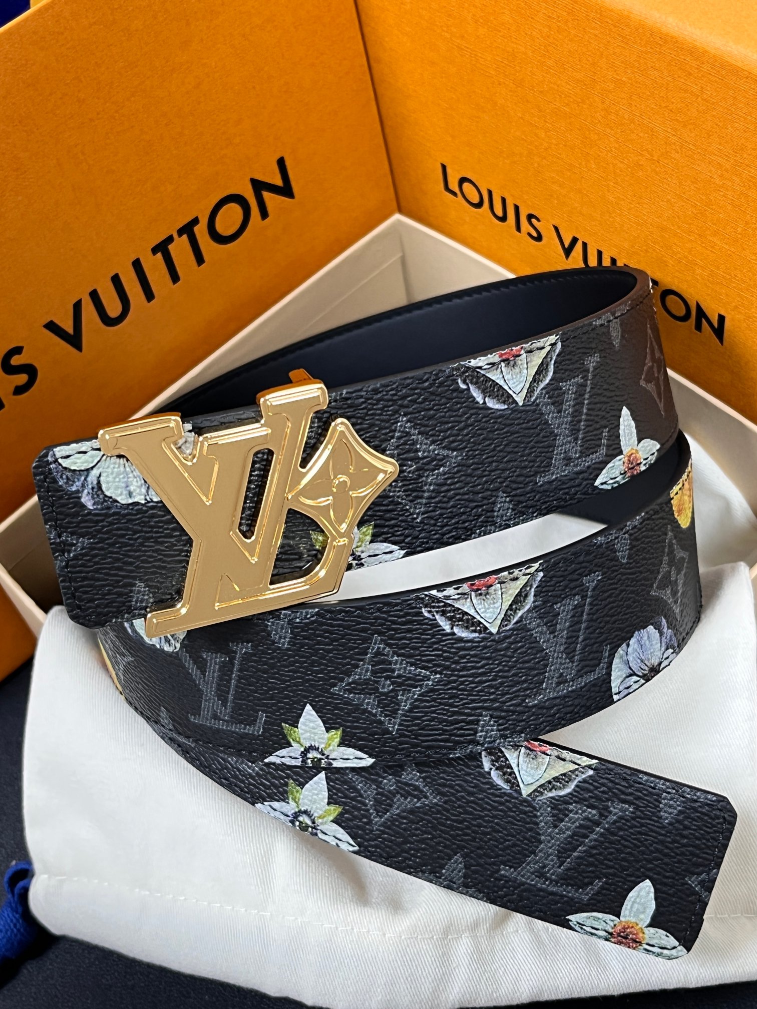 当季新款一腰带两穿：双面设计，一面哑光灰花花休闲，一面纯黑商务，轻松适配通勤、休闲、正式等全场景，经典与