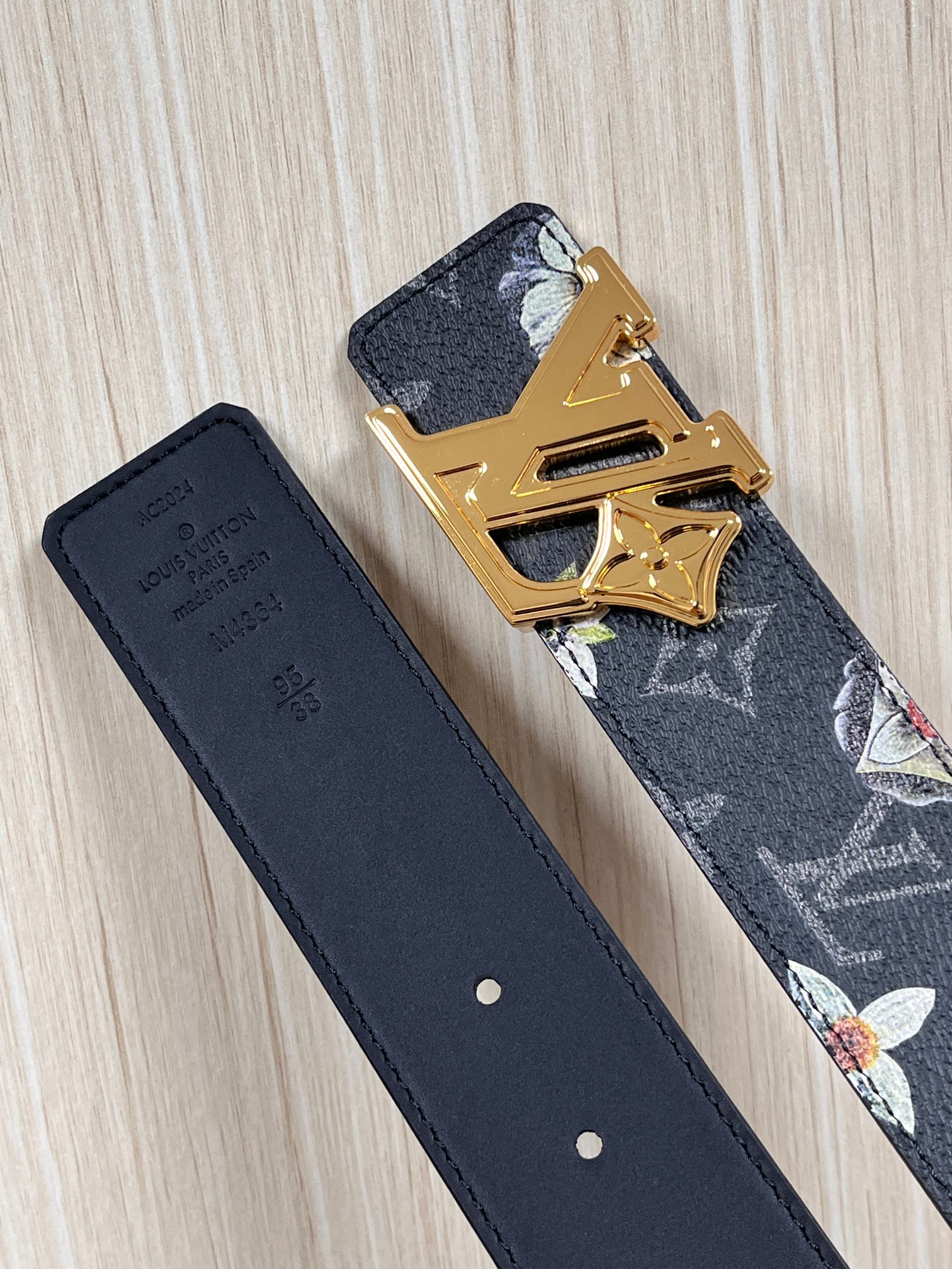 当季新款一腰带两穿：双面设计，一面哑光灰花花休闲，一面纯黑商务，轻松适配通勤、休闲、正式等全场景，经典与