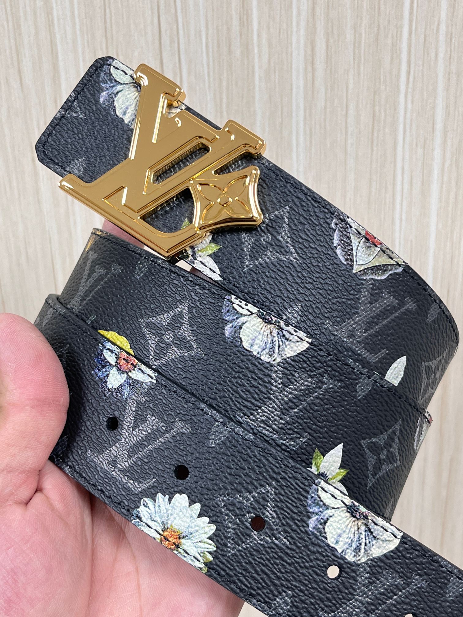 当季新款一腰带两穿：双面设计，一面哑光灰花花休闲，一面纯黑商务，轻松适配通勤、休闲、正式等全场景，经典与