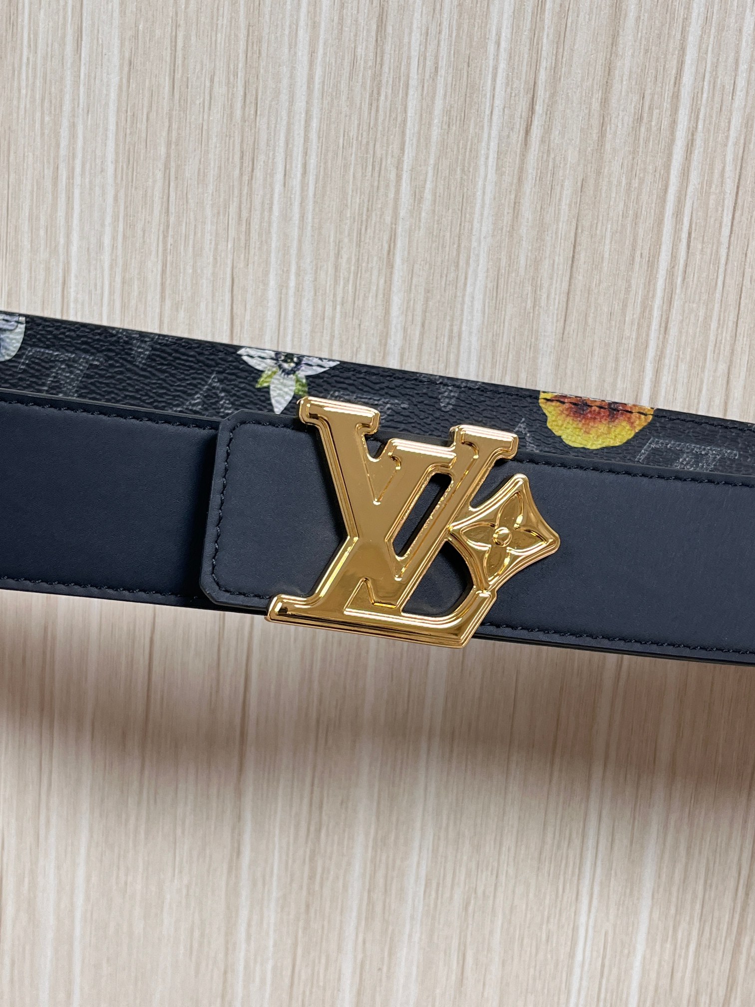 当季新款一腰带两穿：双面设计，一面哑光灰花花休闲，一面纯黑商务，轻松适配通勤、休闲、正式等全场景，经典与