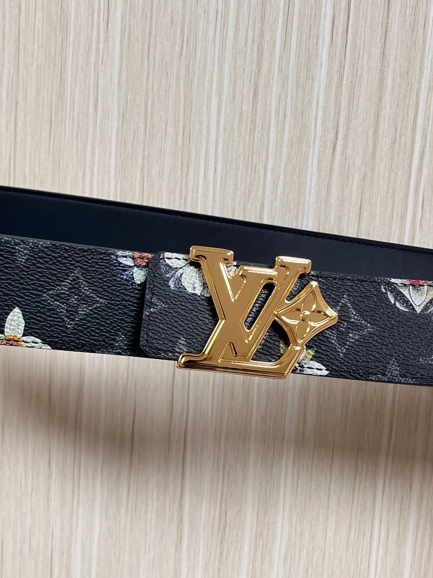 当季新款一腰带两穿：双面设计，一面哑光灰花花休闲，一面纯黑商务，轻松适配通勤、休闲、正式等全场景，经典与