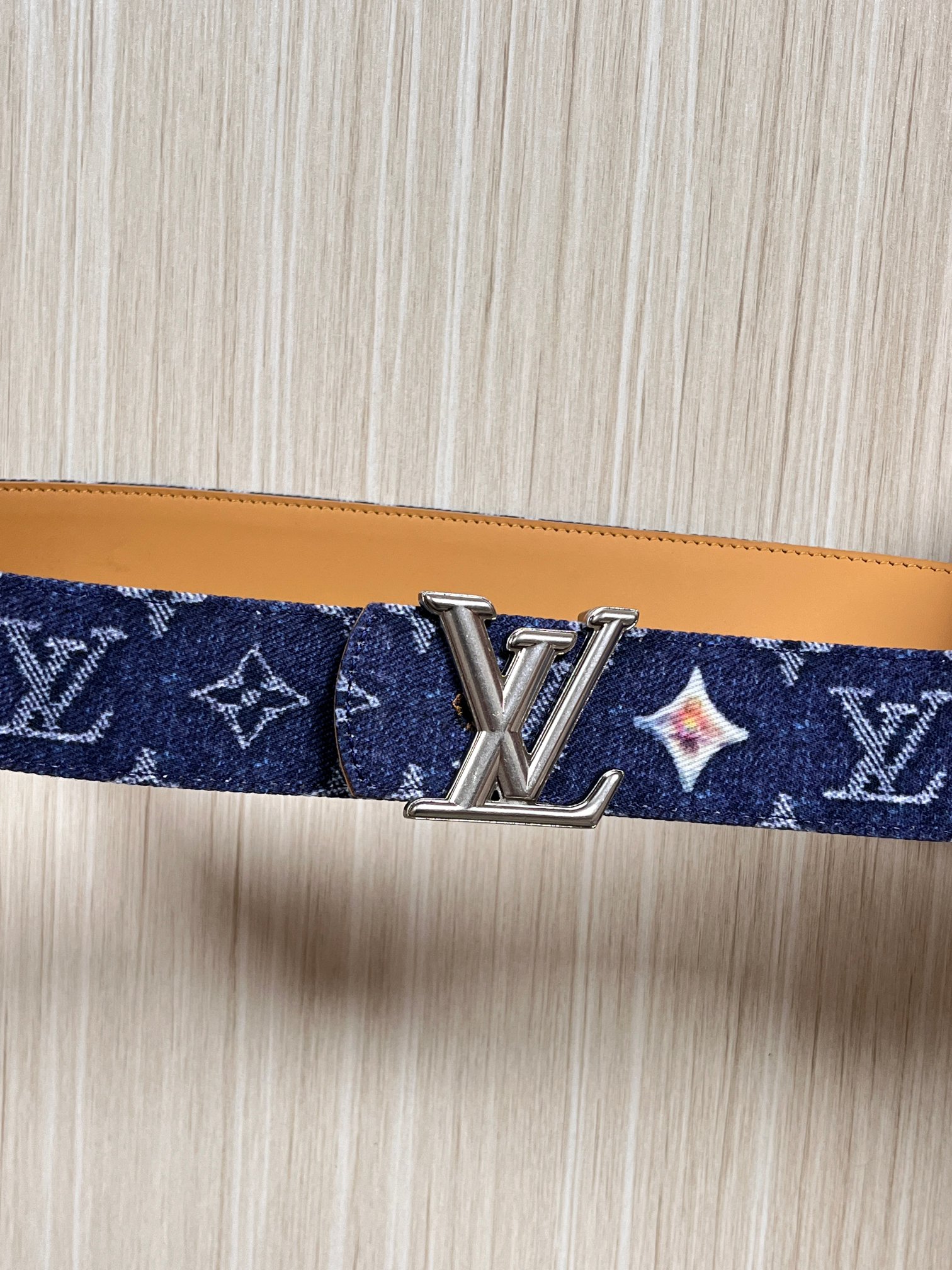 当季新款，正面：牛仔布材质，印有LV经典Monogram老花图案，并点缀彩色花卉印花，复古感拉满- 反面