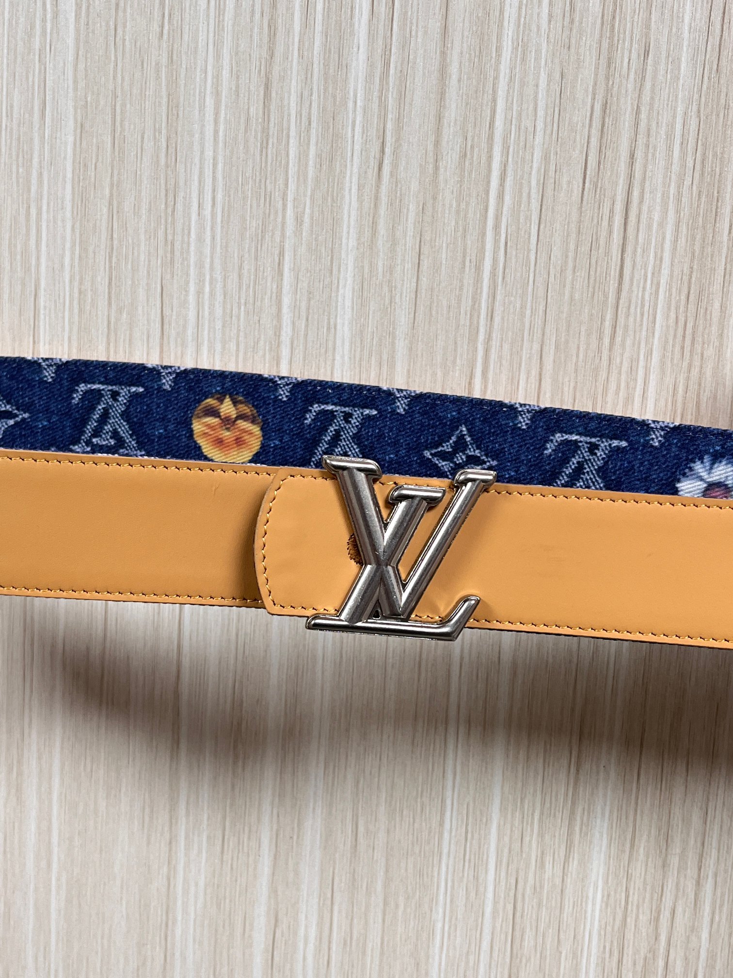 当季新款，正面：牛仔布材质，印有LV经典Monogram老花图案，并点缀彩色花卉印花，复古感拉满- 反面