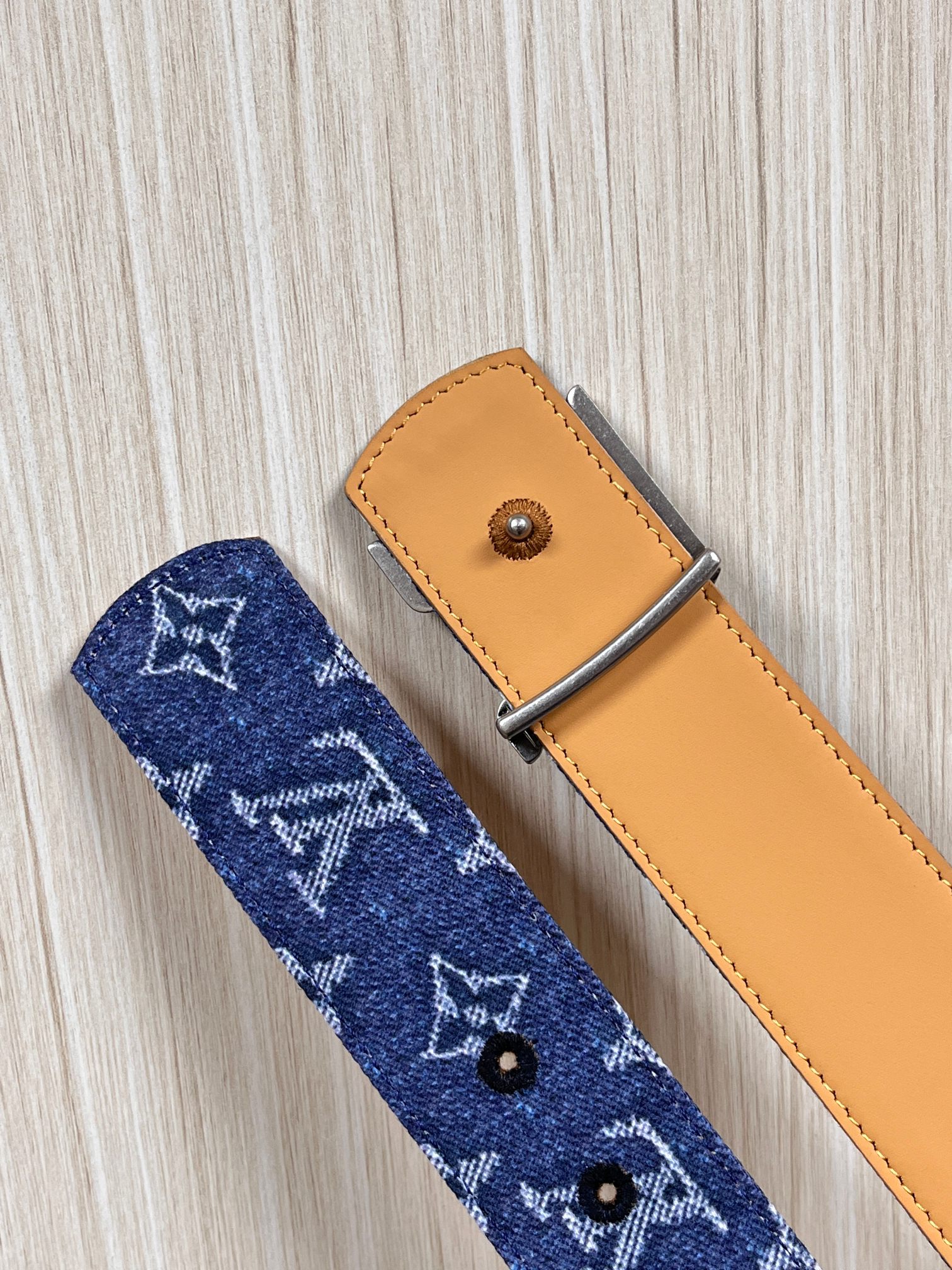 当季新款，正面：牛仔布材质，印有LV经典Monogram老花图案，并点缀彩色花卉印花，复古感拉满- 反面