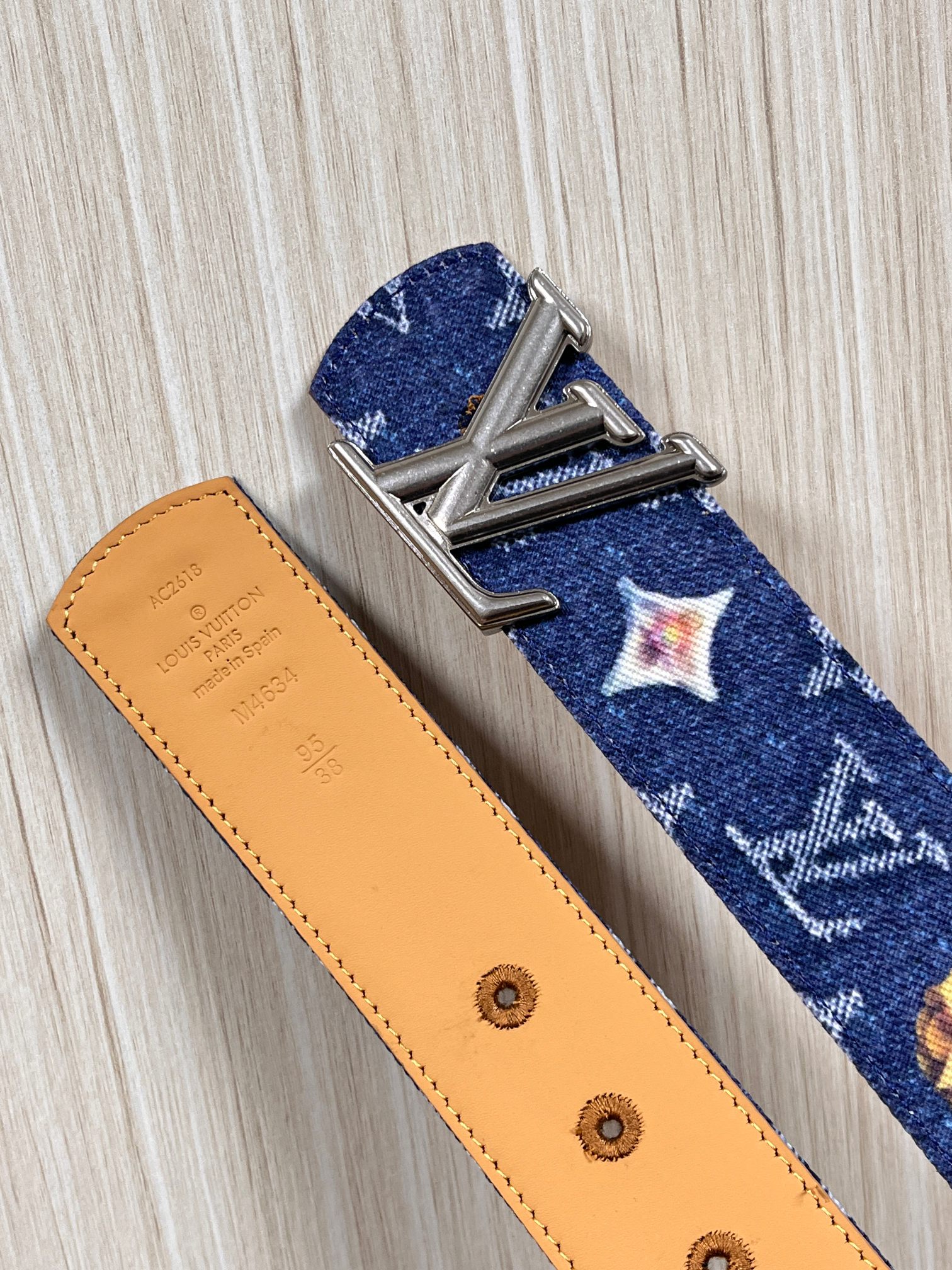 当季新款，正面：牛仔布材质，印有LV经典Monogram老花图案，并点缀彩色花卉印花，复古感拉满- 反面