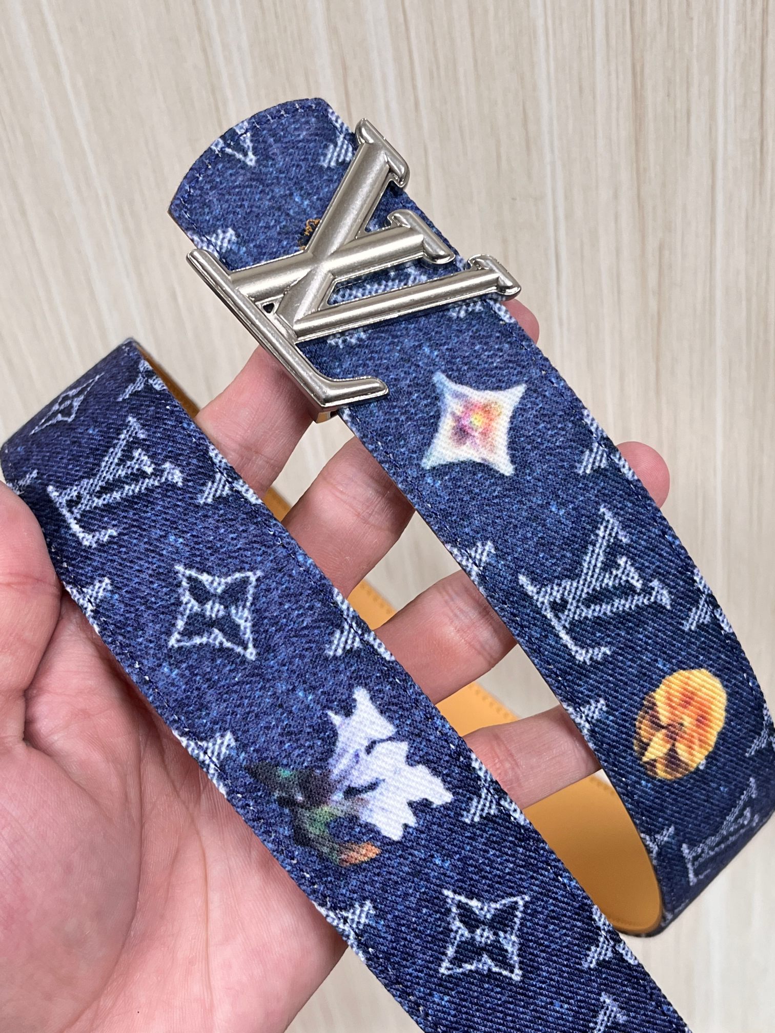 当季新款，正面：牛仔布材质，印有LV经典Monogram老花图案，并点缀彩色花卉印花，复古感拉满- 反面