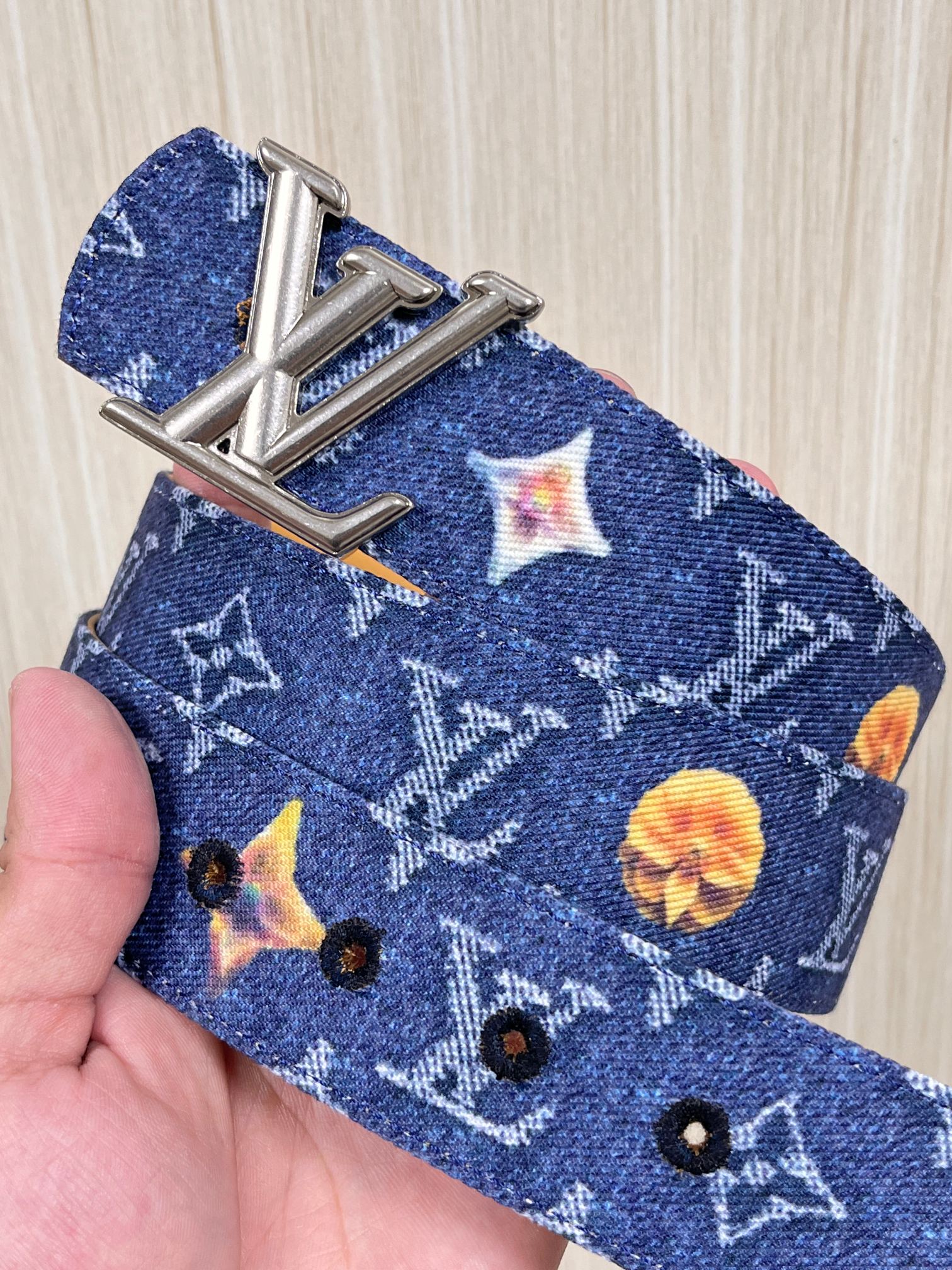 当季新款，正面：牛仔布材质，印有LV经典Monogram老花图案，并点缀彩色花卉印花，复古感拉满- 反面