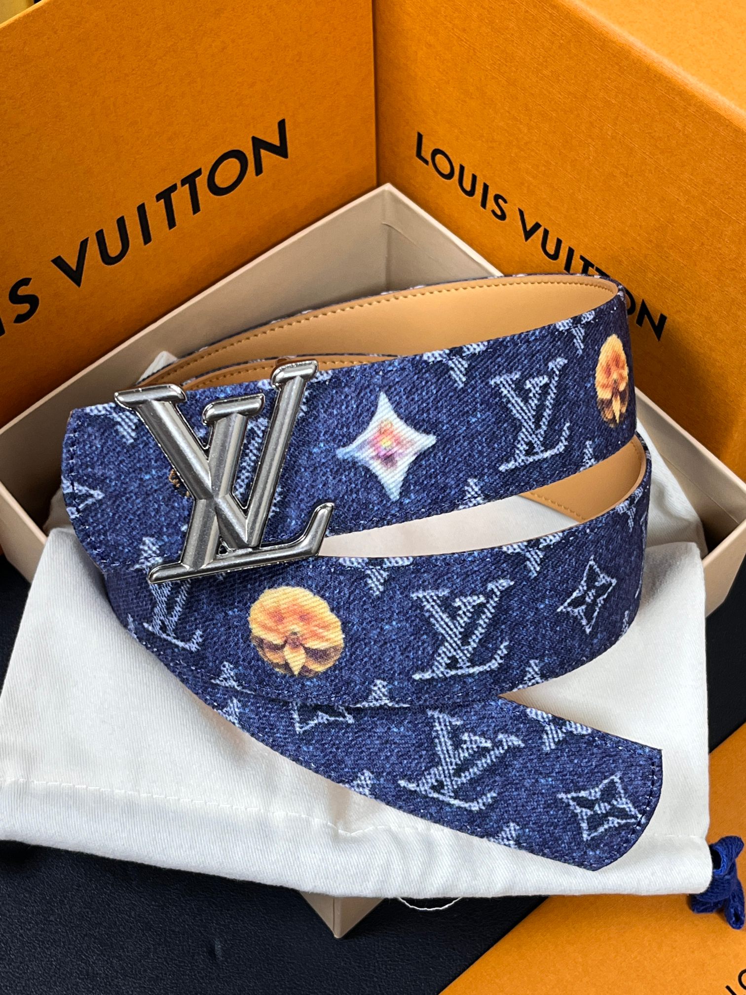 当季新款，正面：牛仔布材质，印有LV经典Monogram老花图案，并点缀彩色花卉印花，复古感拉满- 反面