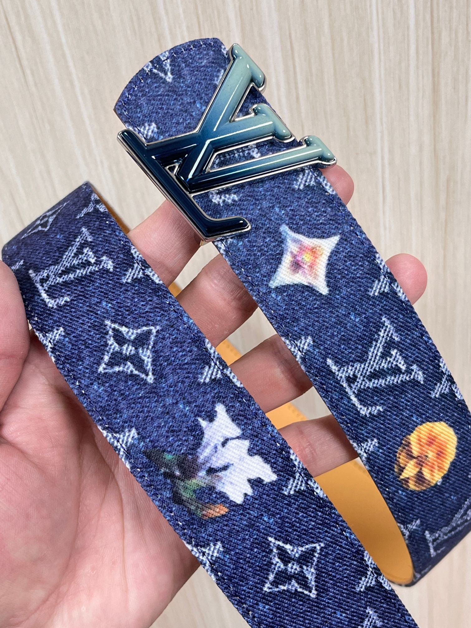 当季新款，正面：牛仔布材质，印有LV经典Monogram老花图案，并点缀彩色花卉印花，复古感拉满- 反面