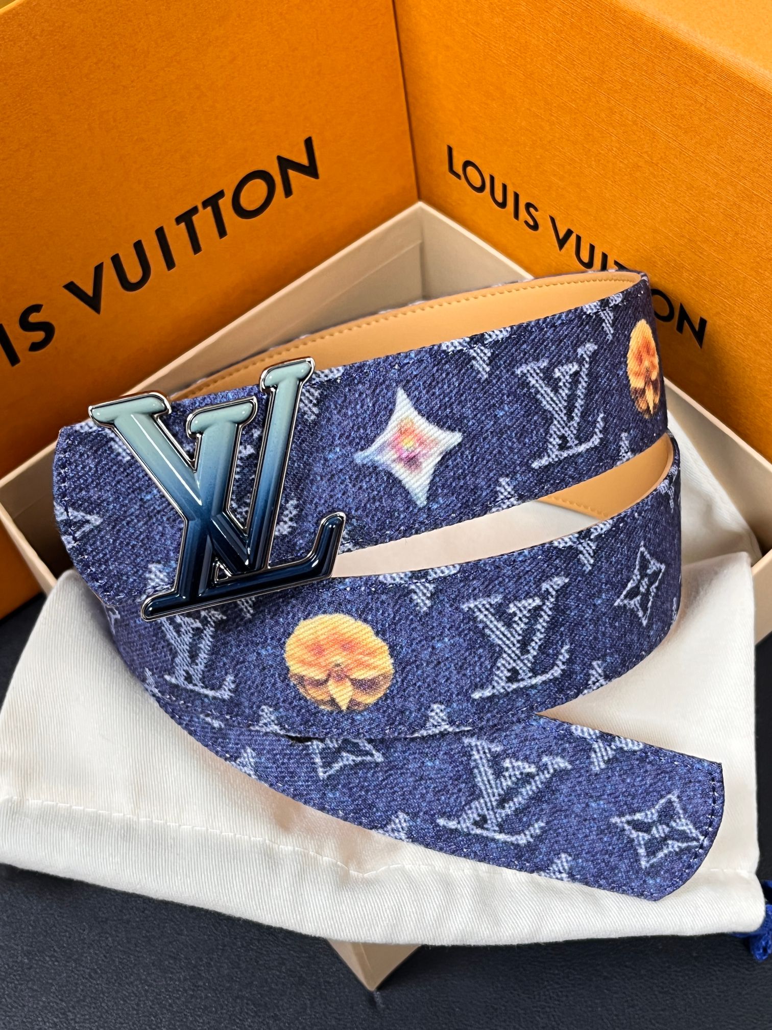 当季新款，正面：牛仔布材质，印有LV经典Monogram老花图案，并点缀彩色花卉印花，复古感拉满- 反面