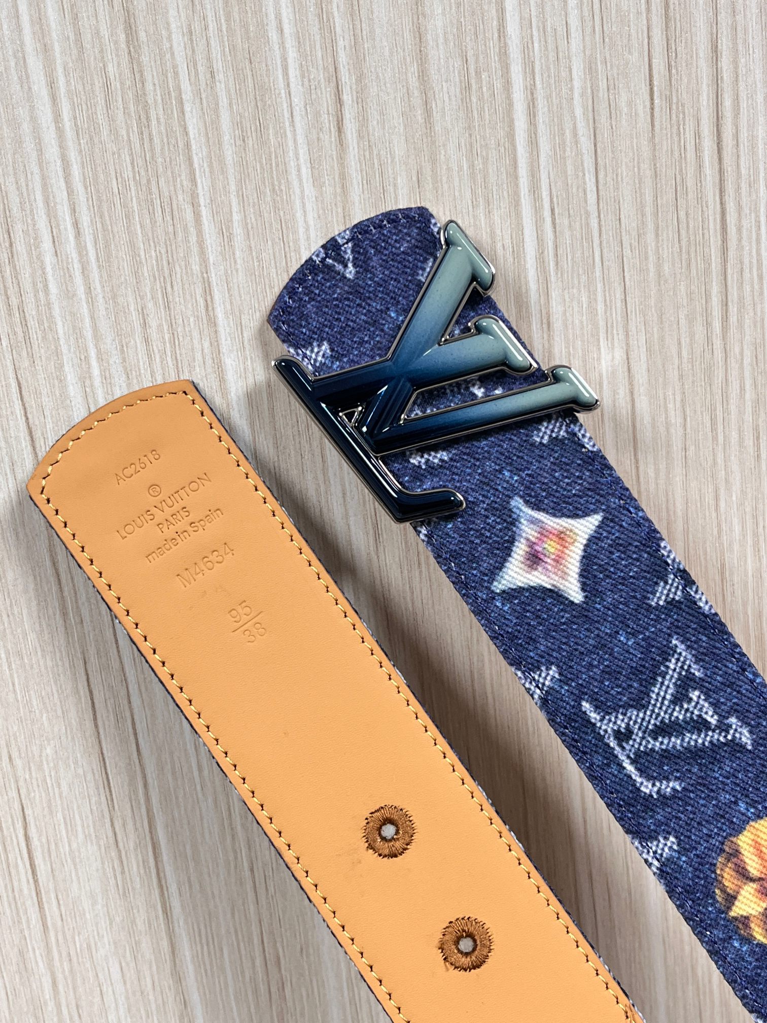 当季新款，正面：牛仔布材质，印有LV经典Monogram老花图案，并点缀彩色花卉印花，复古感拉满- 反面