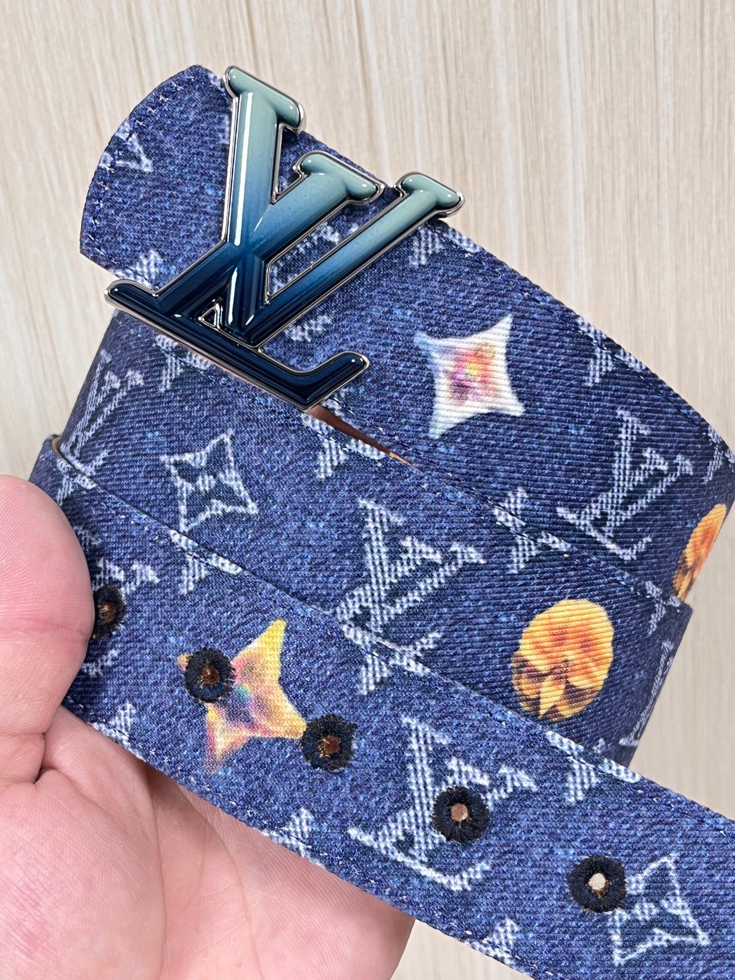 当季新款，正面：牛仔布材质，印有LV经典Monogram老花图案，并点缀彩色花卉印花，复古感拉满- 反面