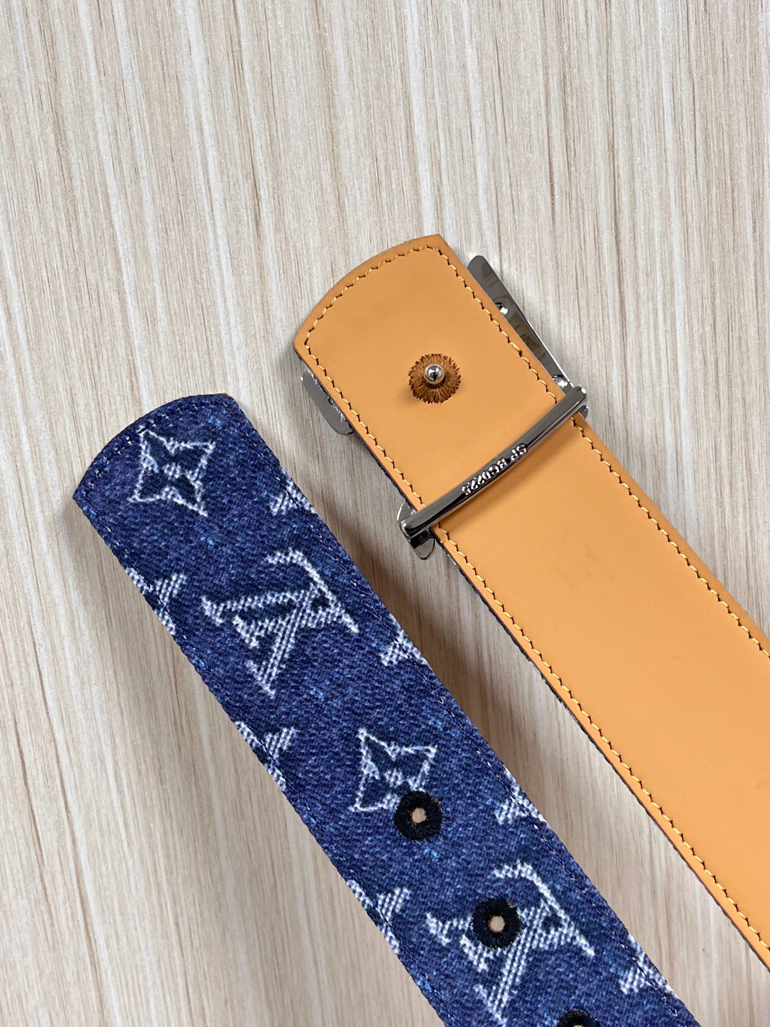 当季新款，正面：牛仔布材质，印有LV经典Monogram老花图案，并点缀彩色花卉印花，复古感拉满- 反面