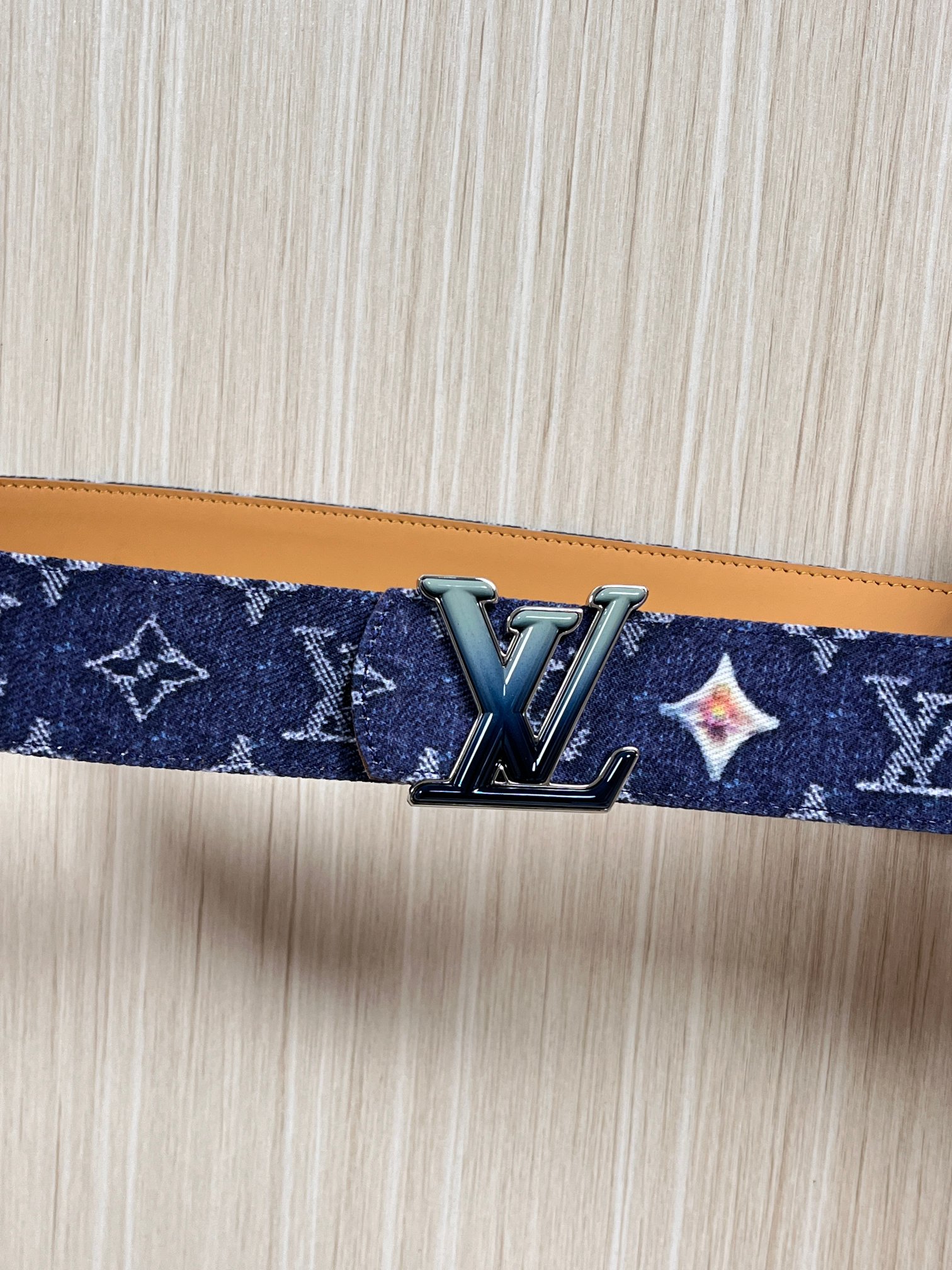 当季新款，正面：牛仔布材质，印有LV经典Monogram老花图案，并点缀彩色花卉印花，复古感拉满- 反面