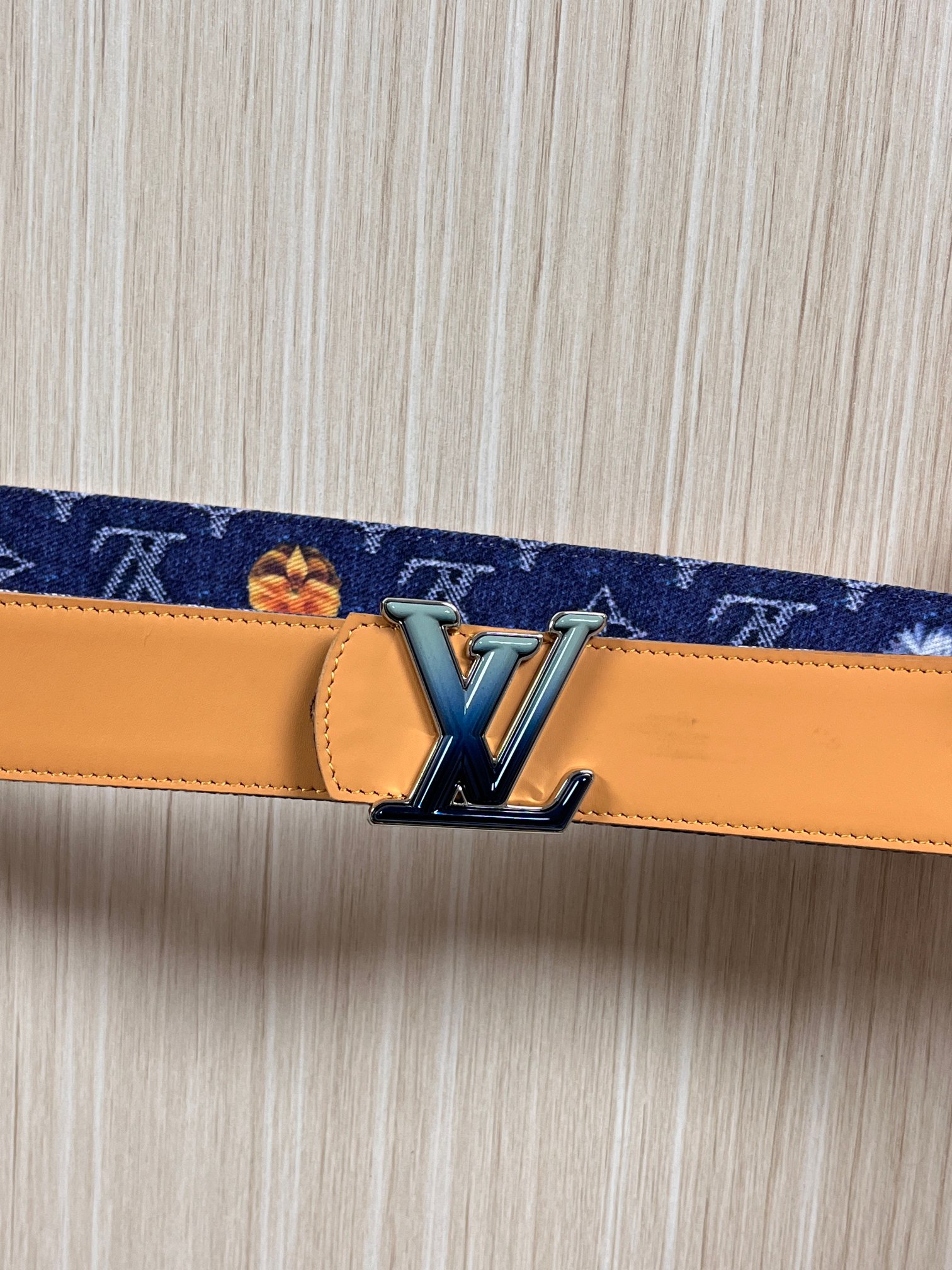 当季新款，正面：牛仔布材质，印有LV经典Monogram老花图案，并点缀彩色花卉印花，复古感拉满- 反面