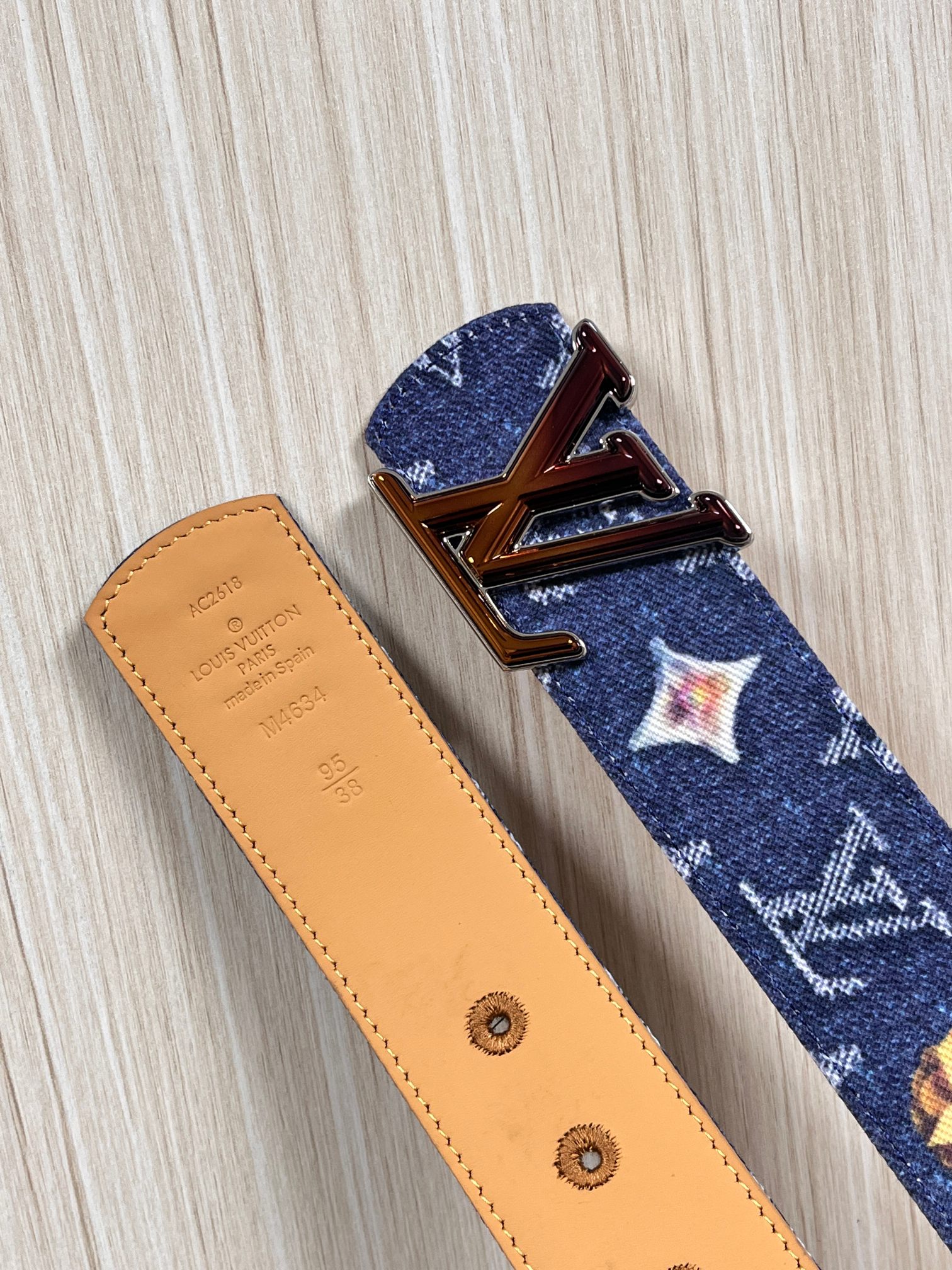 当季新款，正面：牛仔布材质，印有LV经典Monogram老花图案，并点缀彩色花卉印花，复古感拉满- 反面