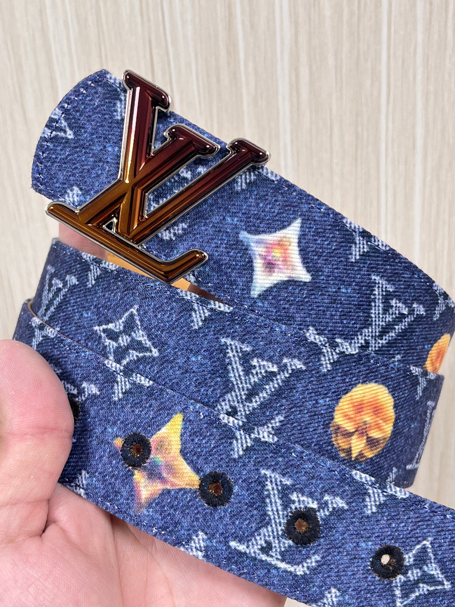 当季新款，正面：牛仔布材质，印有LV经典Monogram老花图案，并点缀彩色花卉印花，复古感拉满- 反面