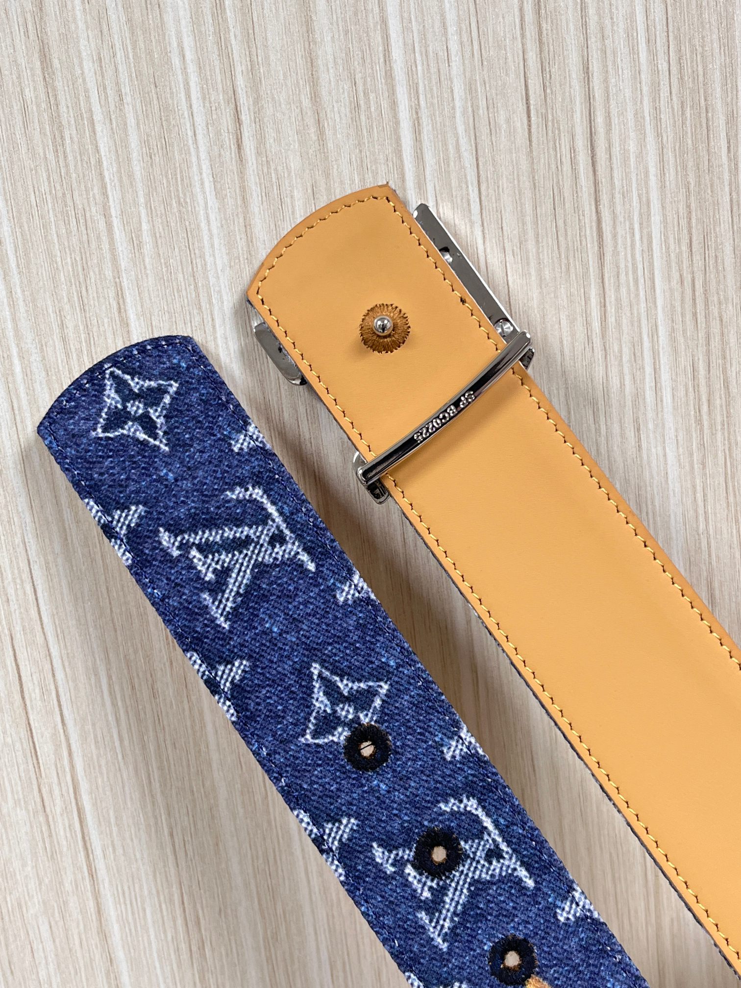 当季新款，正面：牛仔布材质，印有LV经典Monogram老花图案，并点缀彩色花卉印花，复古感拉满- 反面