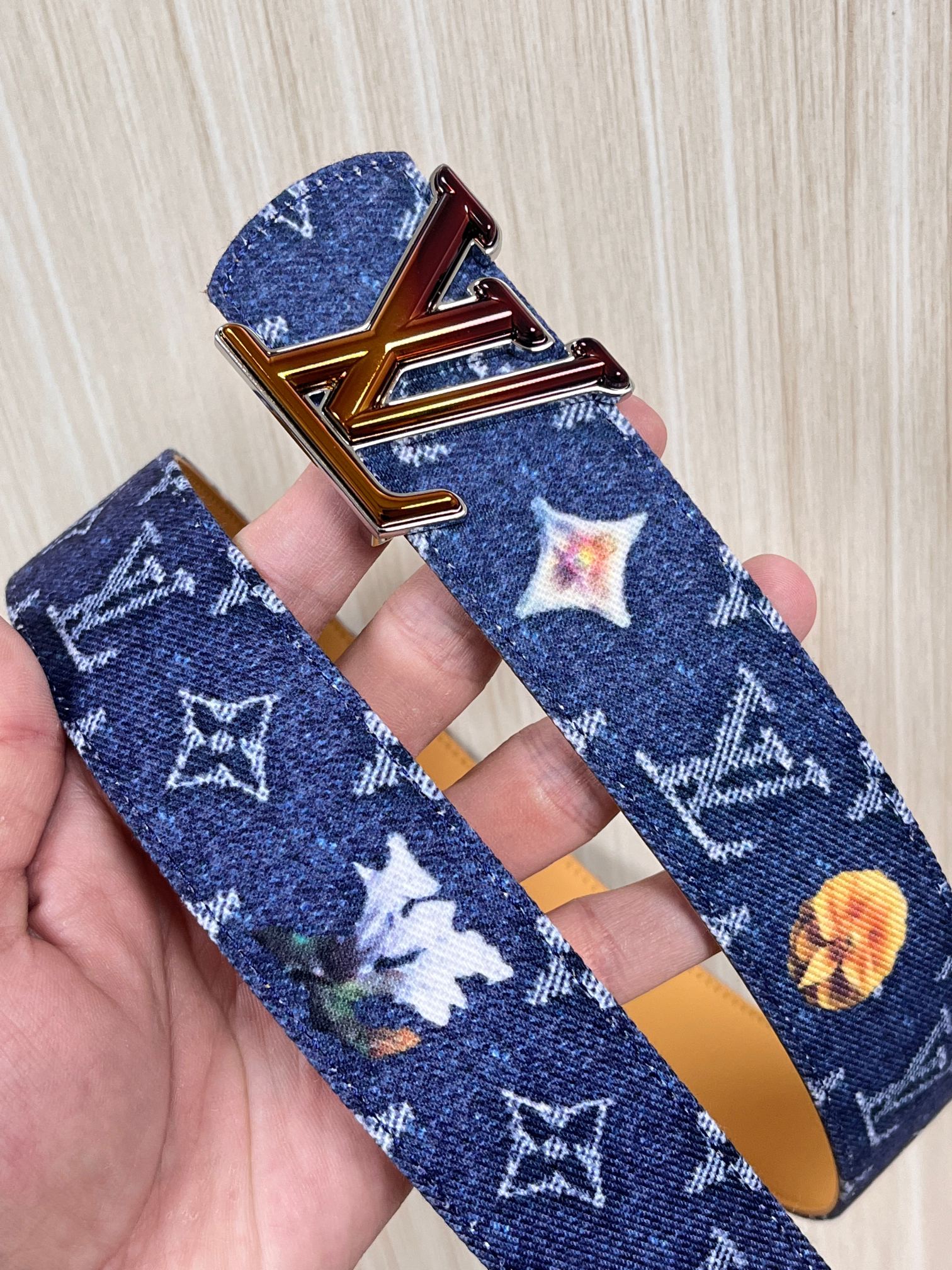 当季新款，正面：牛仔布材质，印有LV经典Monogram老花图案，并点缀彩色花卉印花，复古感拉满- 反面