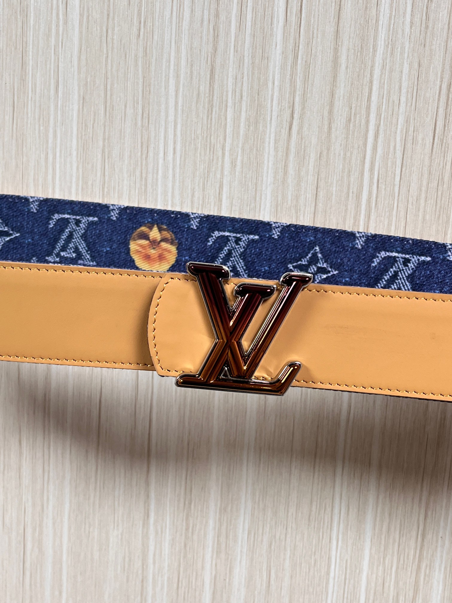 当季新款，正面：牛仔布材质，印有LV经典Monogram老花图案，并点缀彩色花卉印花，复古感拉满- 反面