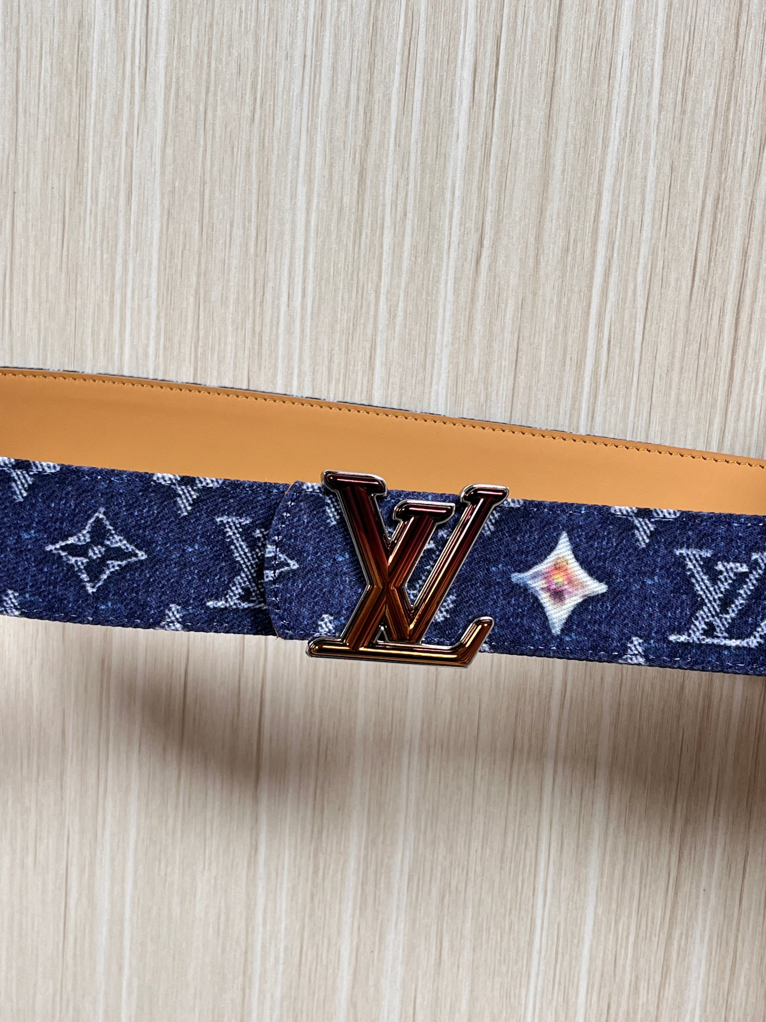 当季新款，正面：牛仔布材质，印有LV经典Monogram老花图案，并点缀彩色花卉印花，复古感拉满- 反面