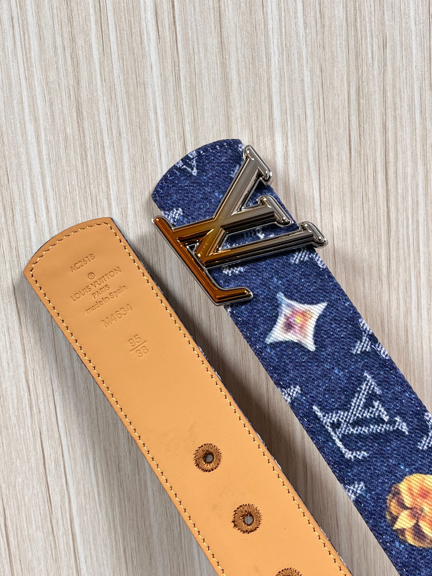 当季新款，正面：牛仔布材质，印有LV经典Monogram老花图案，并点缀彩色花卉印花，复古感拉满- 反面