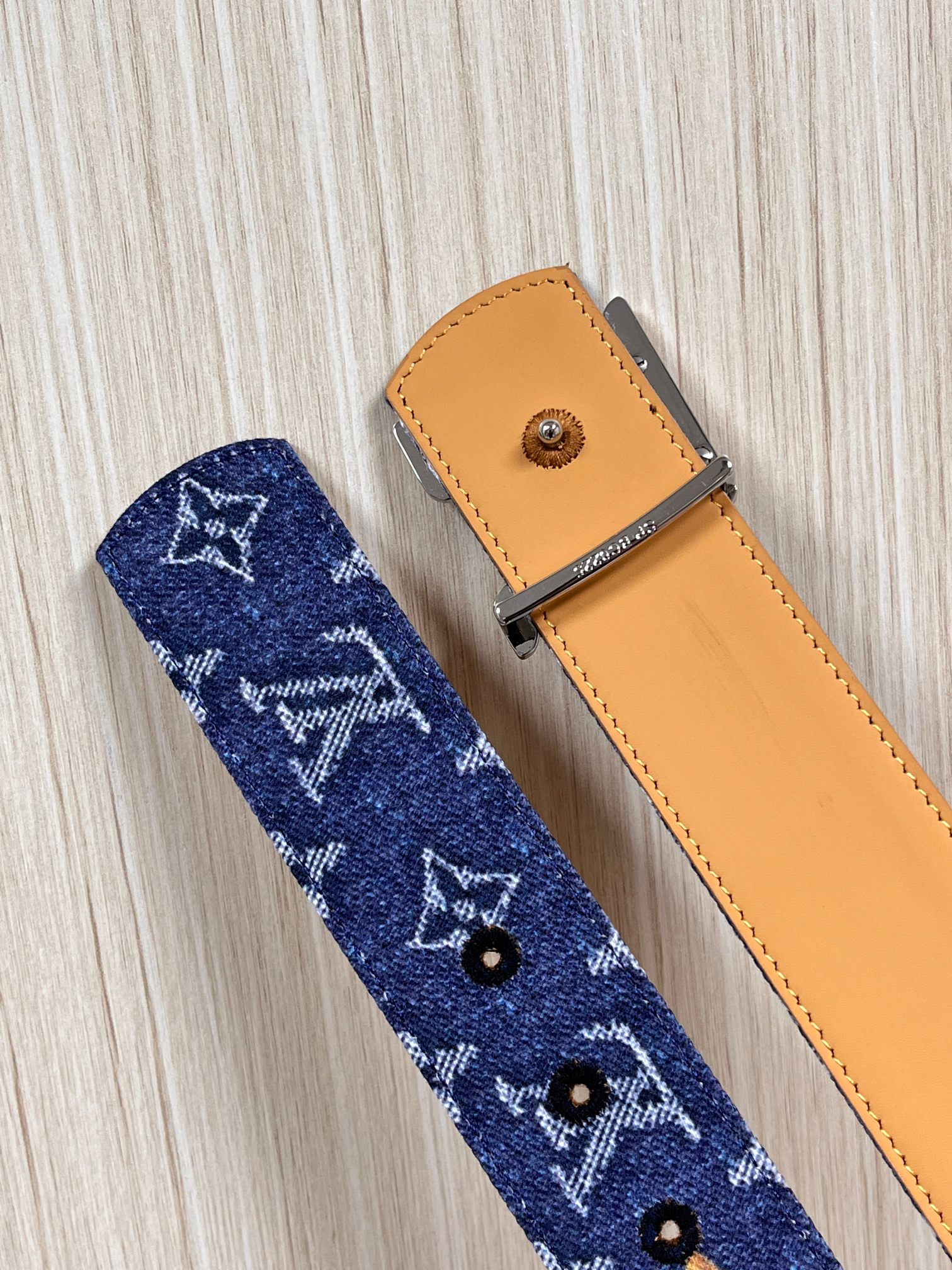 当季新款，正面：牛仔布材质，印有LV经典Monogram老花图案，并点缀彩色花卉印花，复古感拉满- 反面