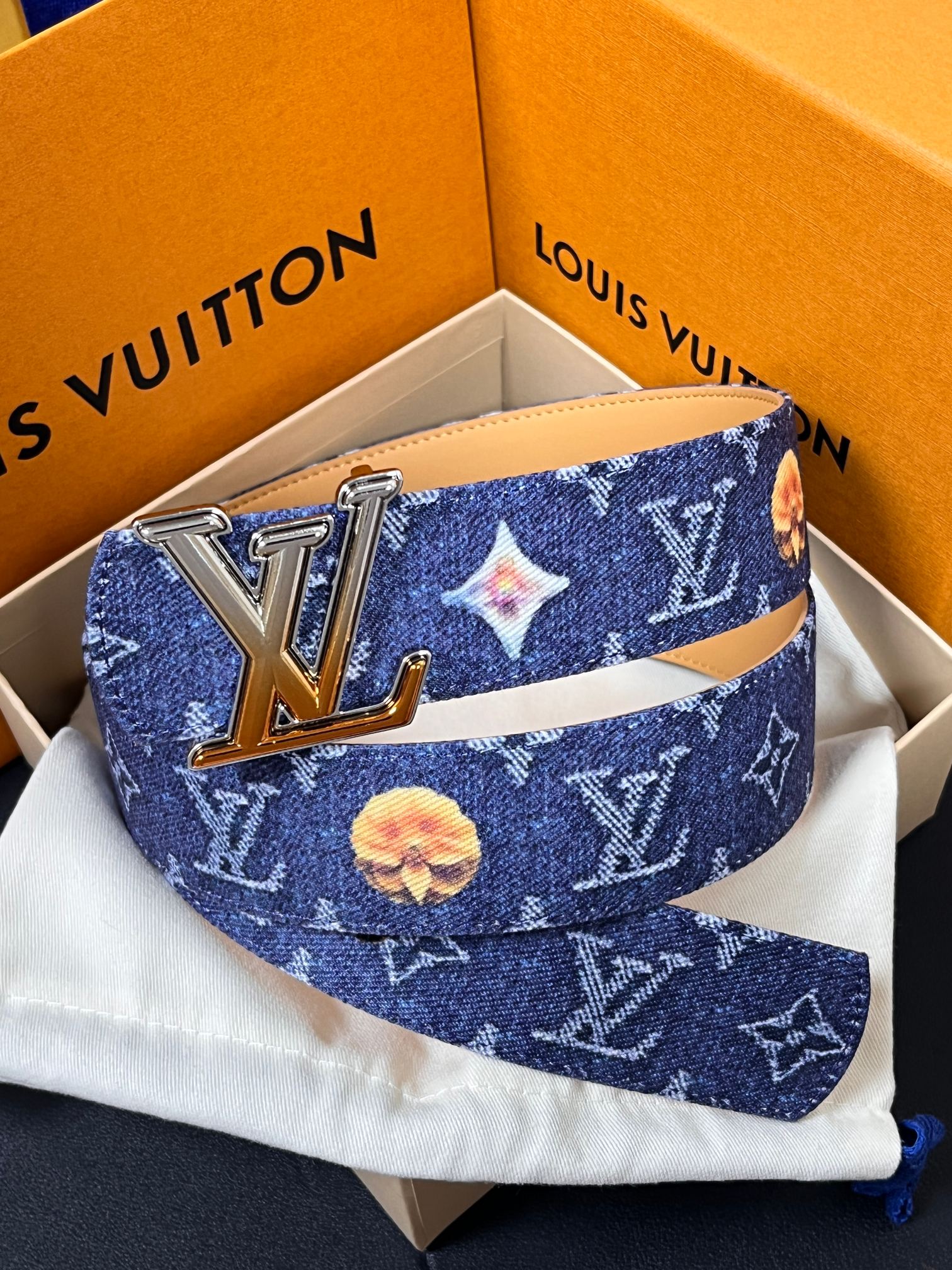 当季新款，正面：牛仔布材质，印有LV经典Monogram老花图案，并点缀彩色花卉印花，复古感拉满- 反面