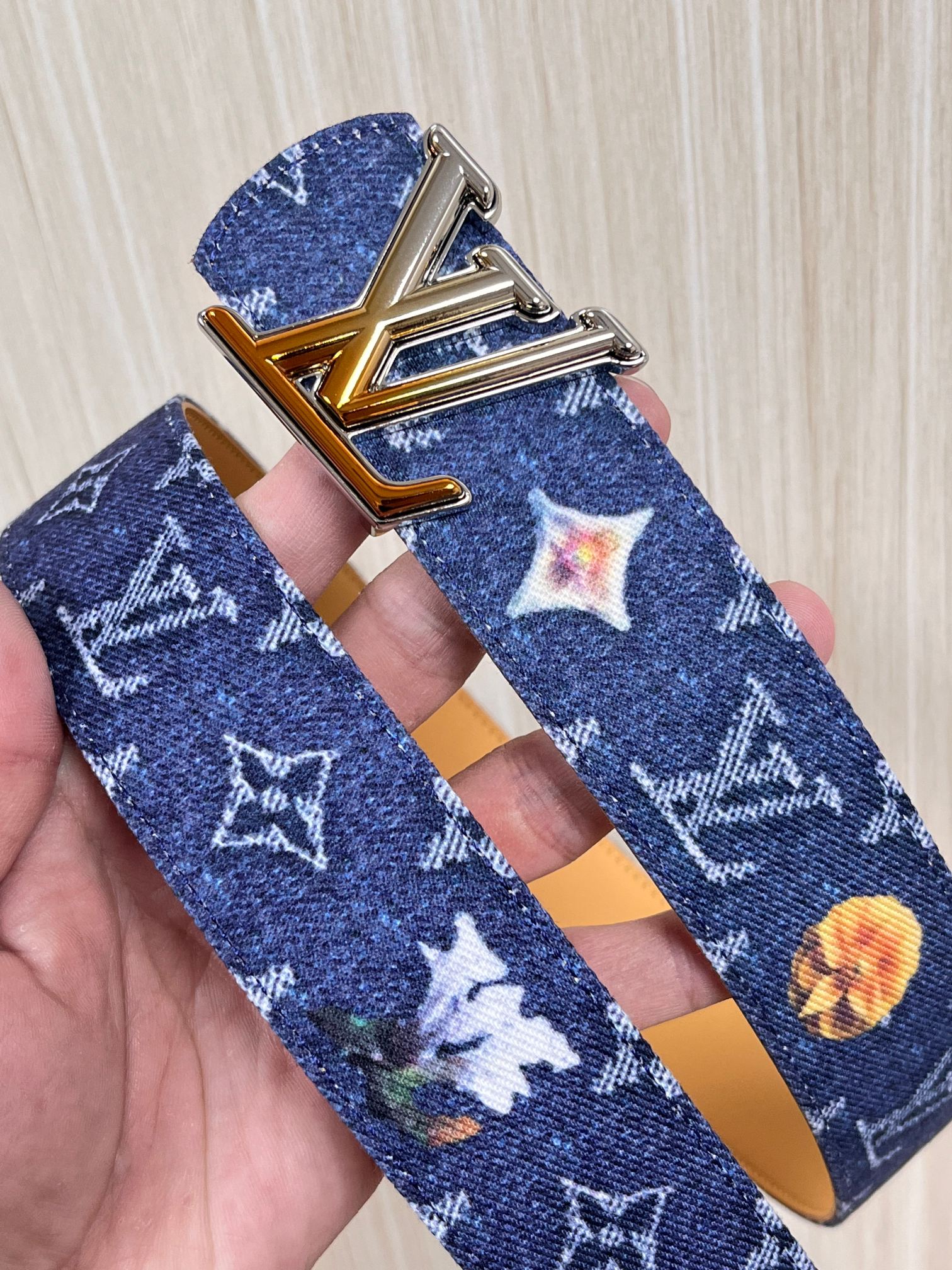 当季新款，正面：牛仔布材质，印有LV经典Monogram老花图案，并点缀彩色花卉印花，复古感拉满- 反面