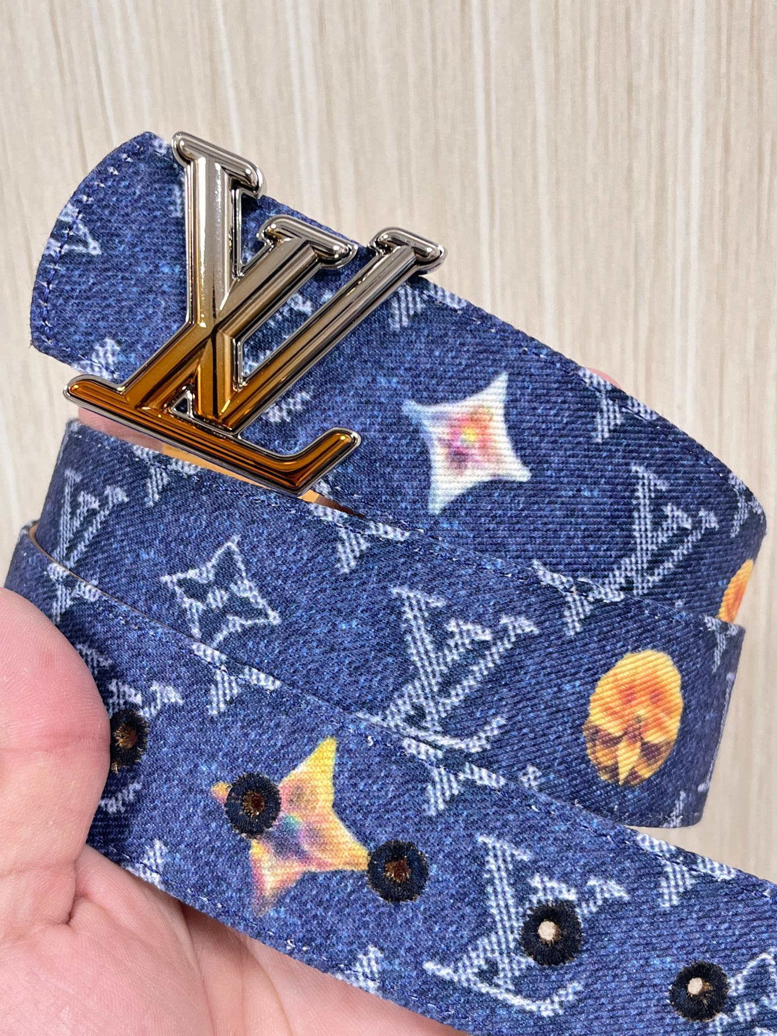 当季新款，正面：牛仔布材质，印有LV经典Monogram老花图案，并点缀彩色花卉印花，复古感拉满- 反面