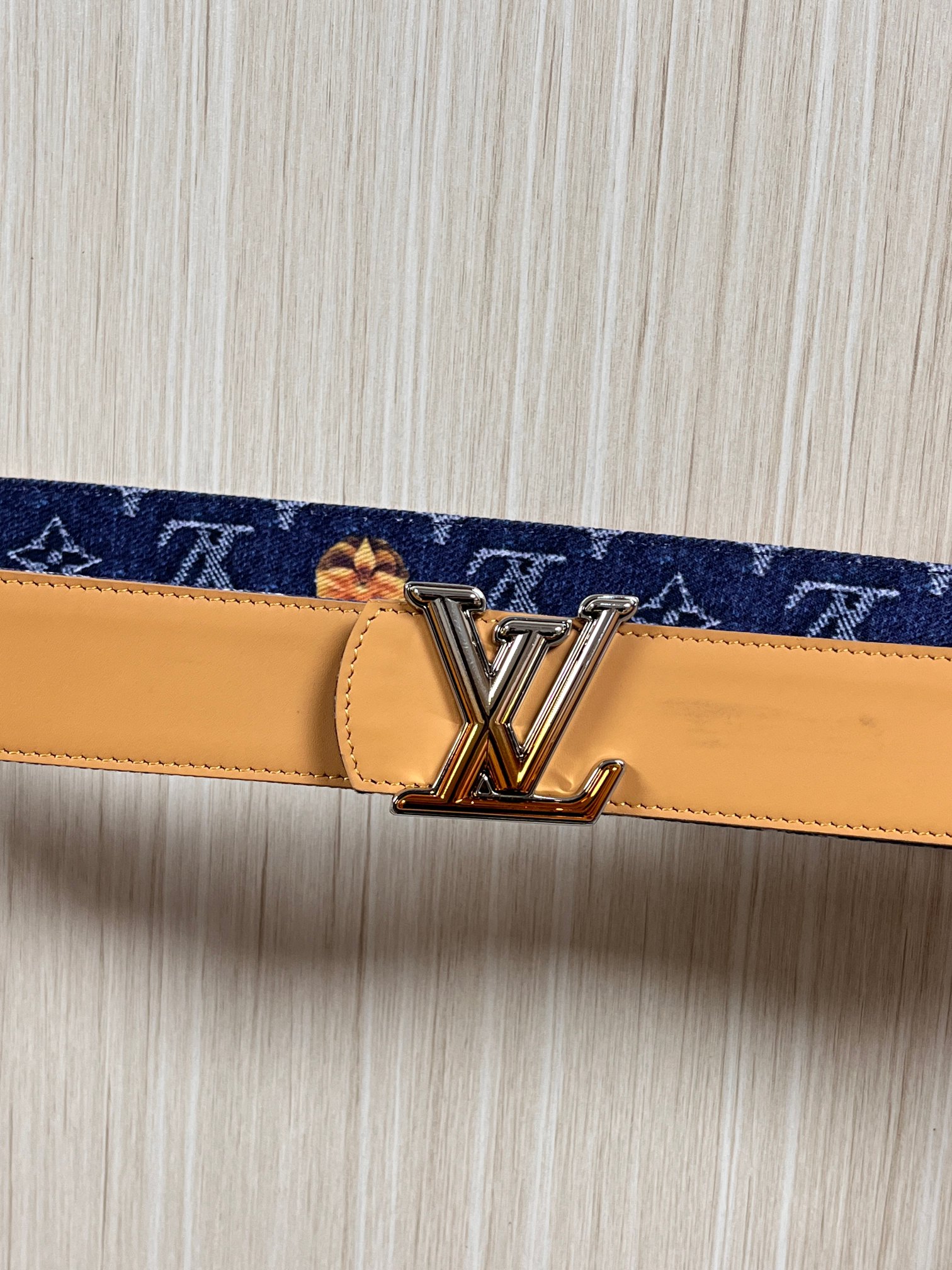 当季新款，正面：牛仔布材质，印有LV经典Monogram老花图案，并点缀彩色花卉印花，复古感拉满- 反面