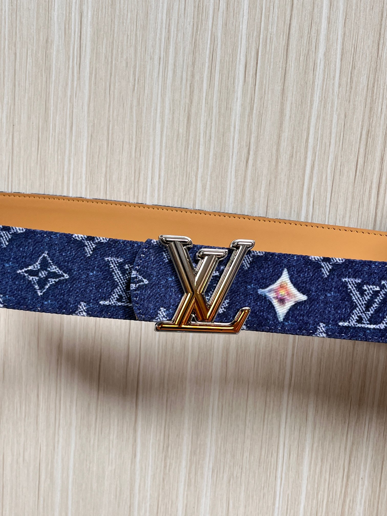 当季新款，正面：牛仔布材质，印有LV经典Monogram老花图案，并点缀彩色花卉印花，复古感拉满- 反面