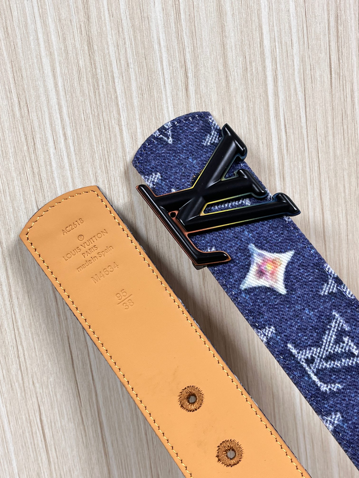 当季新款，正面：牛仔布材质，印有LV经典Monogram老花图案，并点缀彩色花卉印花，复古感拉满- 反面