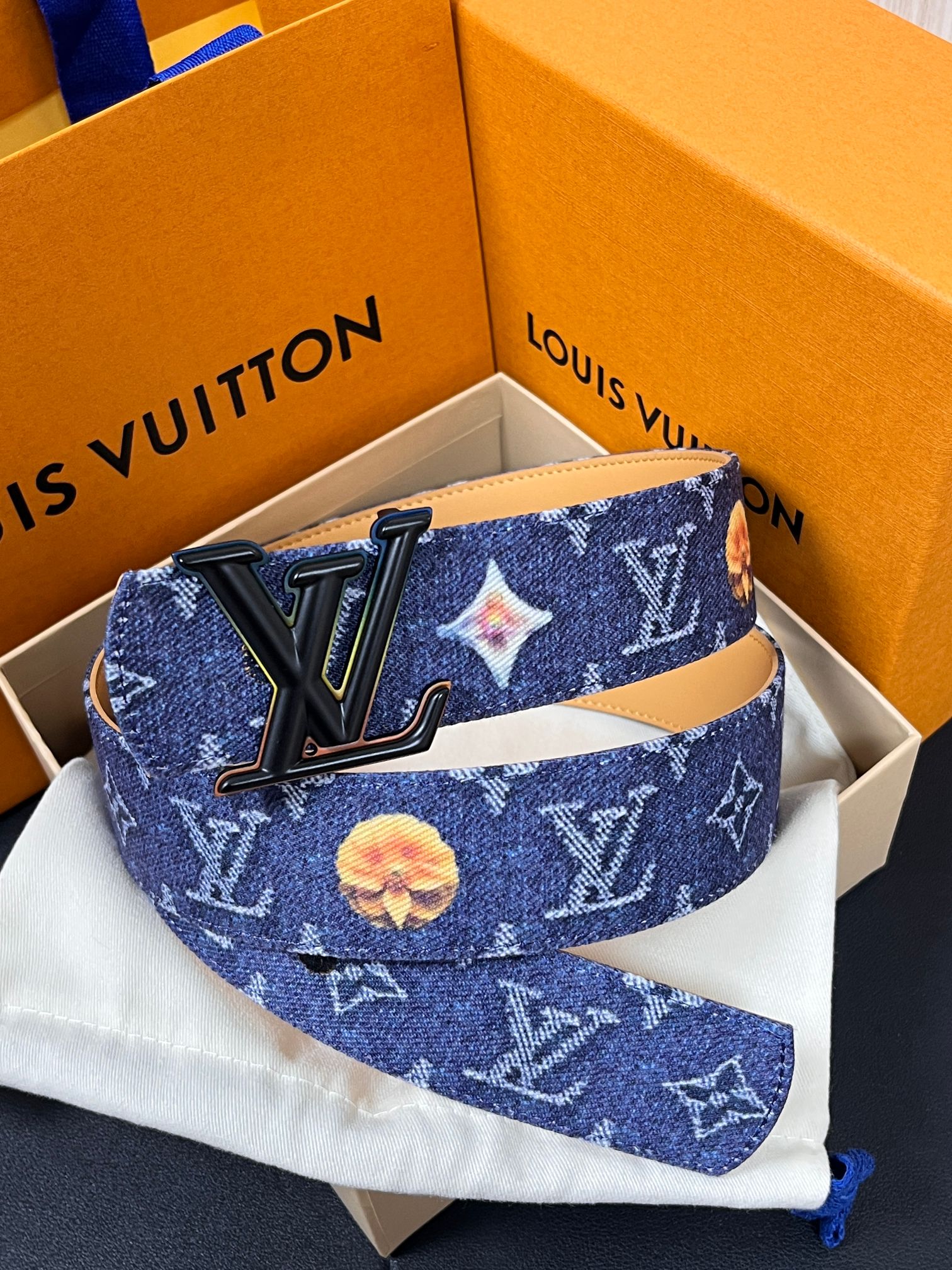 当季新款，正面：牛仔布材质，印有LV经典Monogram老花图案，并点缀彩色花卉印花，复古感拉满- 反面